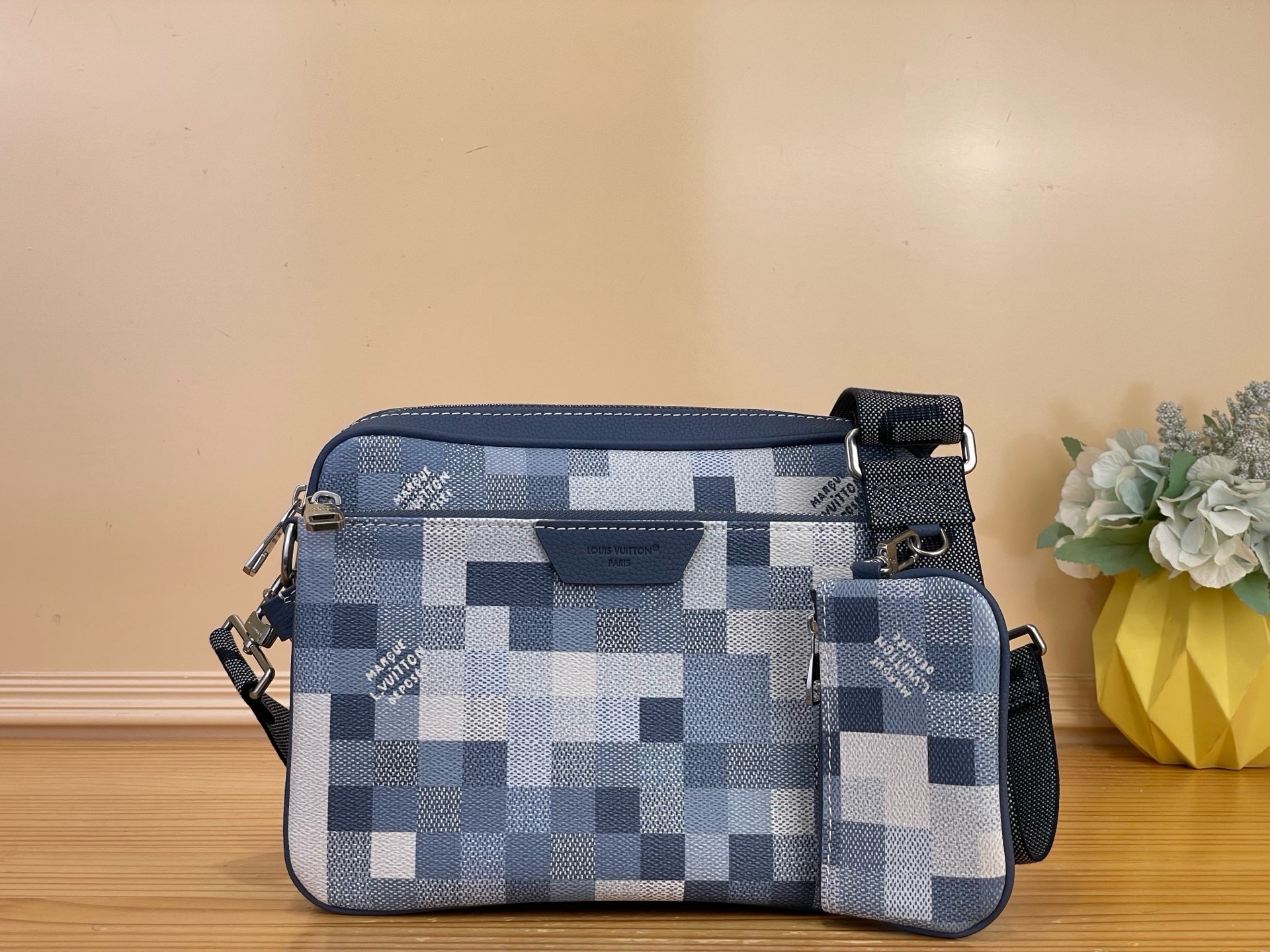 NO:812417,Top original order [TRIO messenger bag] m28601 blue/mosaic This Trio messenger bag makes the Damoflage Jm canvas appear pixelated, injecting avant-garde style into the casual design. The exquisite structure is equipped with a zippered front pocket and a coin purse on the shoulder strap. Both can be removed and used separately, and can be worn on the shoulder or crossbody. Dimensions 25 x 18.5 x 7 cm 5516065 (length x height x  width),,wallets19860909顶级原单【TRIO 邮差包】 m28601 蓝色/ 马赛克 本款 Trio 邮差包令 Damoflage Jm帆布呈现像素效果,为休闲设计注入前卫风尚.精巧构型配有拉链前袋,肩带处设有零钱包,二者均可取下单独使用,肩背斜挎皆宜. 尺寸25 x 18.5 x 7 厘米 5516065 (长度 x 高 x 宽),,wallets,Bag