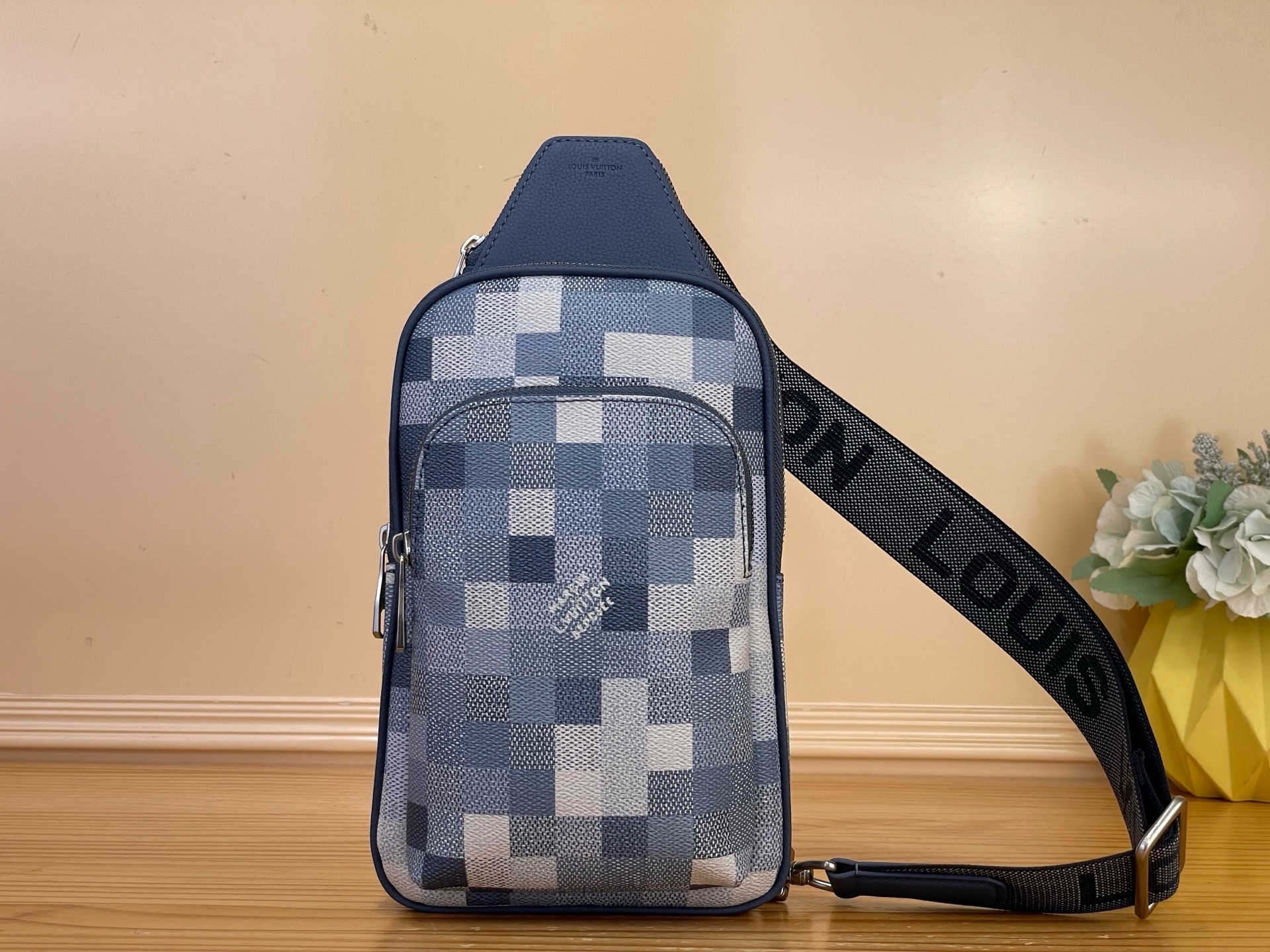 NO:812421,Top original item [Bolsa Sling Avenue] m28589 Blue/Mosaic Black Damoflage canvas revisits the contemporary design of the Sling Avenue hx bag. The gray and black tones of the pixel grid are combined with matte black hardware to ensure a masculine elegance. The Sling Avenue bag has one main compartment and two zippered pockets, making it very practical. The single handle can be comfortably adjusted for landscape use. Dimensions 16x33x5.7 cm  4815055 (length x height x depth),19860909顶级原单【Bolsa Sling Avenue】 m28589 蓝色/马赛克 黑色Damoflage帆布重新审视了Sling Avenue hx包的当代设计.像素格子的灰色和黑色色调与哑光黑色硬件相结合,确保了阳刚的优雅.Sling Avenue包有一个主隔层和两个拉链口袋,非常实用.单个手柄可以舒适地调整为横向使用. 尺寸16x33x5.7厘米 4815055（长x高x深）,,Bag