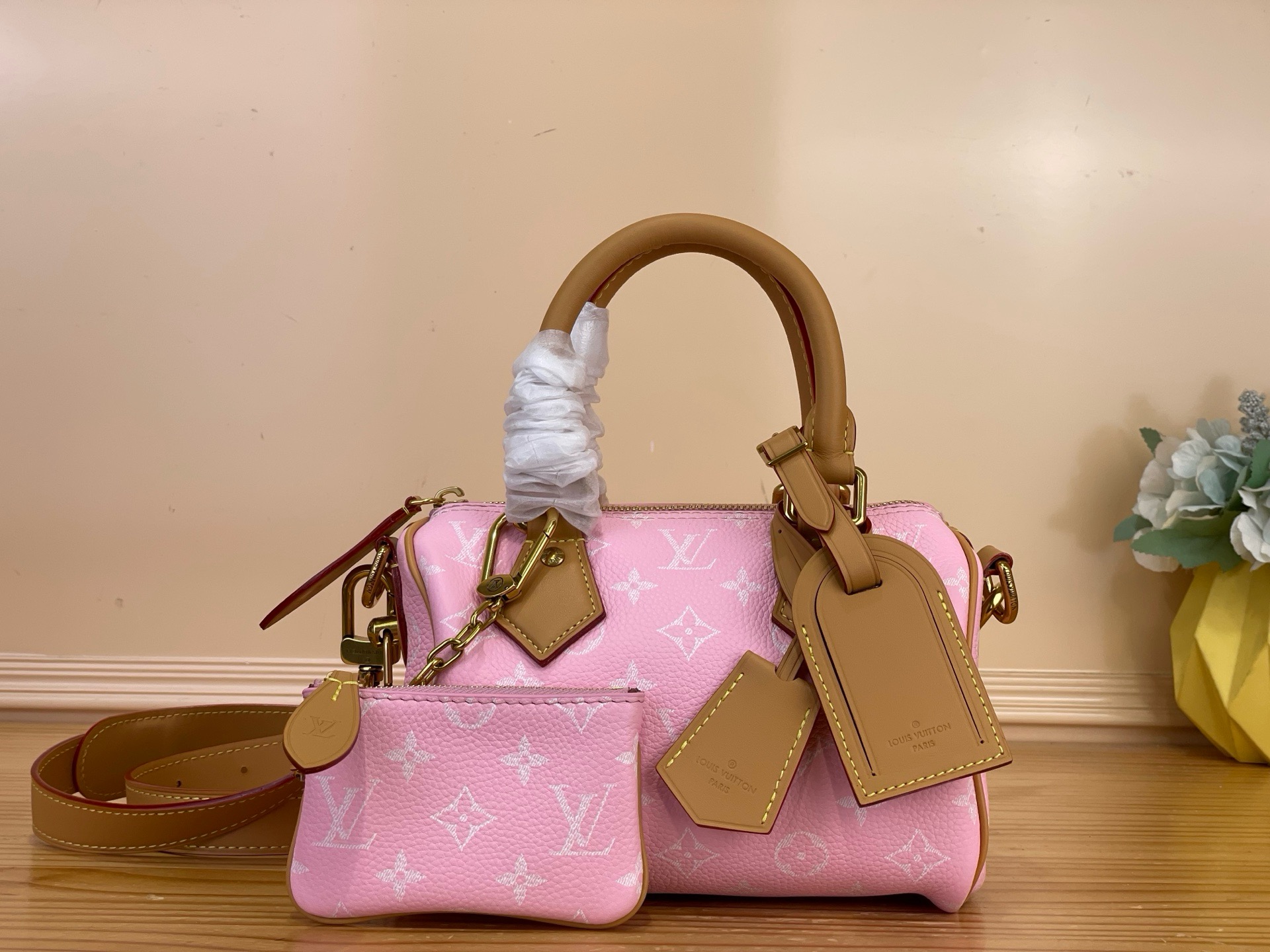 NO:812452,Top original order [SEEDY 9 BANDOULIRE 20 handbag] m28186 yellow m28185 blue pink Men's creative director harrell Williams' ingenious attention to detail is vividly displayed on this Seedy 9 Bandoulière 20 handbag. Soft cow leather sets off the Monogram pattern, the iconic 9  The nameplate is embellished with sheepskin lining, highlighting the collector's taste. The compact structure is simple and practical, and can accommodate a smartphone, a small wallet and sunglasses. Dimensions: 22 x 14 x 17.5 cm (length x height x width),,cowhide,sheepskin19860909顶级原单【SEEDY 9 BANDOULIRE 20 手袋】 m28186 黄色 m28185 蓝色 粉色 男装创意总监 harrell Williams 对细节的匠心雕琢,于此款 Seedy 9 Bandoulière 20 手袋上淋漓呈现.柔软牛皮革烘托 Monogram 图案,标志性 9 铭牌点缀羊皮革内衬,彰显收藏品位.紧凑构型简约实用,可容纳智能手机、小号钱夹和太阳眼镜. 尺寸22 x 14 x 17.5 厘米 (长度 x 高 x 宽),,cowhide,sheepskin,Bag