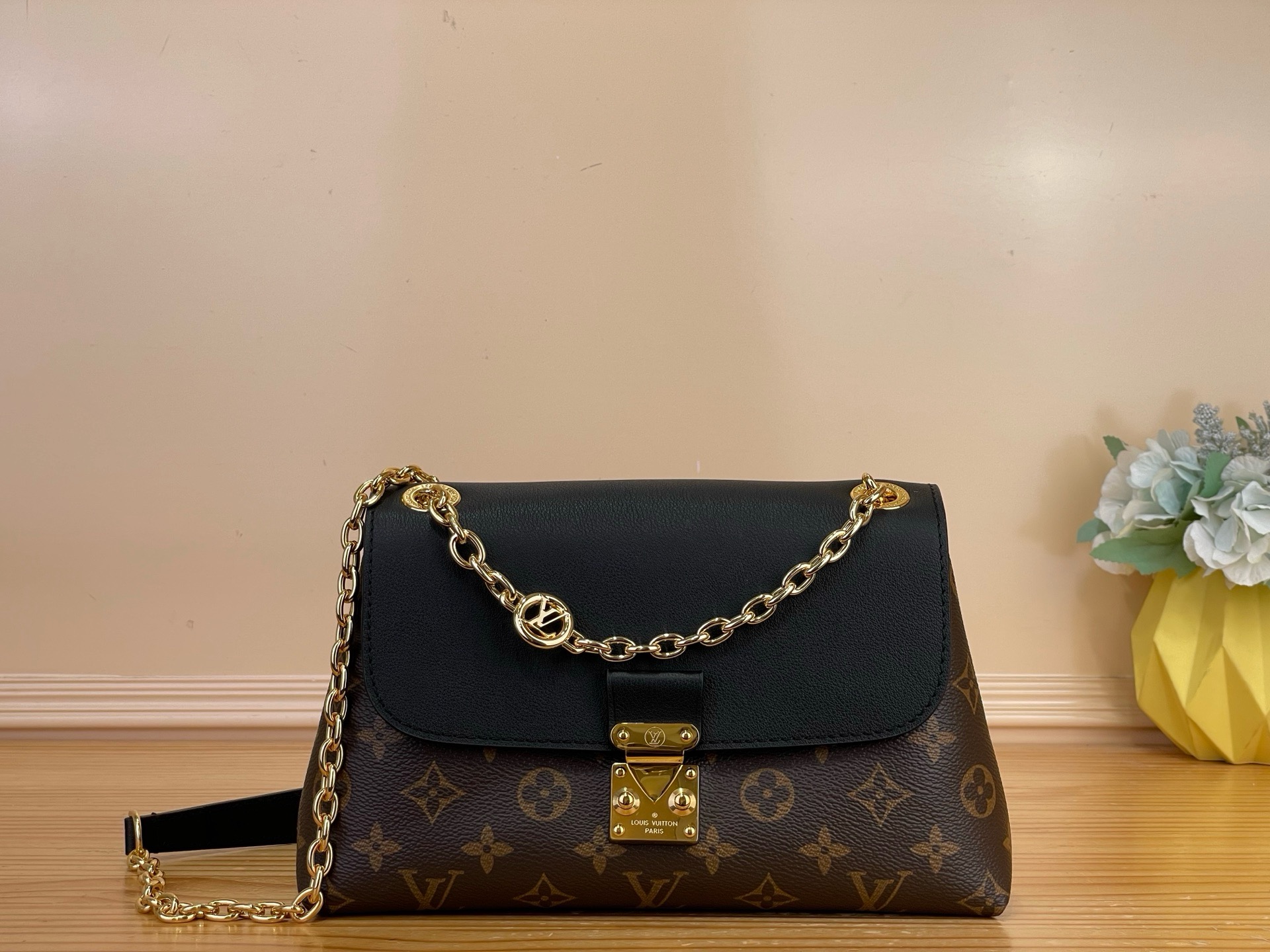 NO:812490,Top Original [Madeleine BB Handbag] m28424 Presbyopia/Black m28588 Presbyopia/Brown m28587 Presbyopia/Burgundy Inspired by the 2019 Georges bag, this version of the Madeleine sj updates the slip chain with a smooth gold finish. It is made from a mix of iconic Monogram canvas and timeless black leather, and is decorated with LV  Circle charm with a jewel-like effect. This contemporary style can be worn cross-body or over the shoulder and features an interior zip pocket. Dimensions 9.4 x 5.9 x 3.5 inches 5516065 (LxHxW),, louis vuitton19860909顶级原单【Madeleine BB手袋】 m28424 老花/黑色 m28588 老花/棕色 m28587 老花/酒红色 受2019年Georges包的启发,这个版本的Madeleine sj更新了光滑的金色饰面的滑链.它由标志性的Monogram帆布和永恒的黑色皮革混合而成,并装饰着LV Circle吊饰,具有宝石般的效果.这种现代风格可以斜挎或搭在肩上,里面有一个拉链口袋. 尺寸9.4 x 5.9 x 3.5英寸 5516065（长x高x宽）,,louis vuitton,Bag
