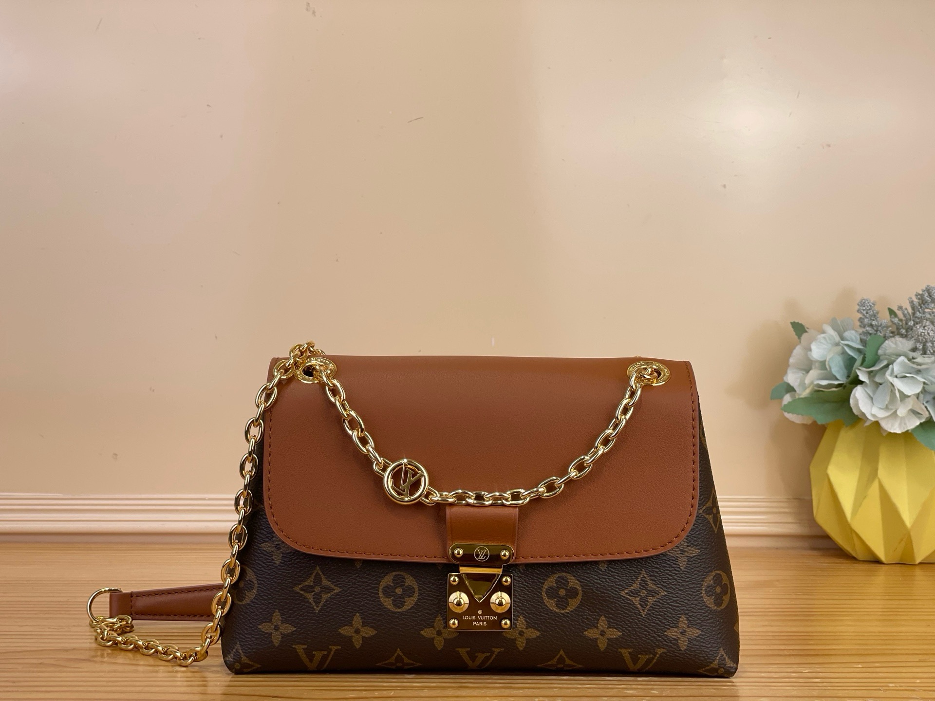 NO:812497,Top Original [Madeleine BB Handbag] m28424 Presbyopia/Black m28588 Presbyopia/Brown m28587 Presbyopia/Burgundy Inspired by the 2019 Georges bag, this version of the Madeleine sj updates the slip chain with a smooth gold finish. It is made from a mix of iconic Monogram canvas and timeless black leather, and is decorated with LV  Circle charm with a jewel-like effect. This contemporary style can be worn cross-body or over the shoulder and features an interior zip pocket. Dimensions 9.4 x 5.9 x 3.5 inches 5516065 (LxHxW),, louis vuitton19860909顶级原单【Madeleine BB手袋】 m28424 老花/黑色 m28588 老花/棕色 m28587 老花/酒红色 受2019年Georges包的启发,这个版本的Madeleine sj更新了光滑的金色饰面的滑链.它由标志性的Monogram帆布和永恒的黑色皮革混合而成,并装饰着LV Circle吊饰,具有宝石般的效果.这种现代风格可以斜挎或搭在肩上,里面有一个拉链口袋. 尺寸9.4 x 5.9 x 3.5英寸 5516065（长x高x宽）,,louis vuitton,Bag