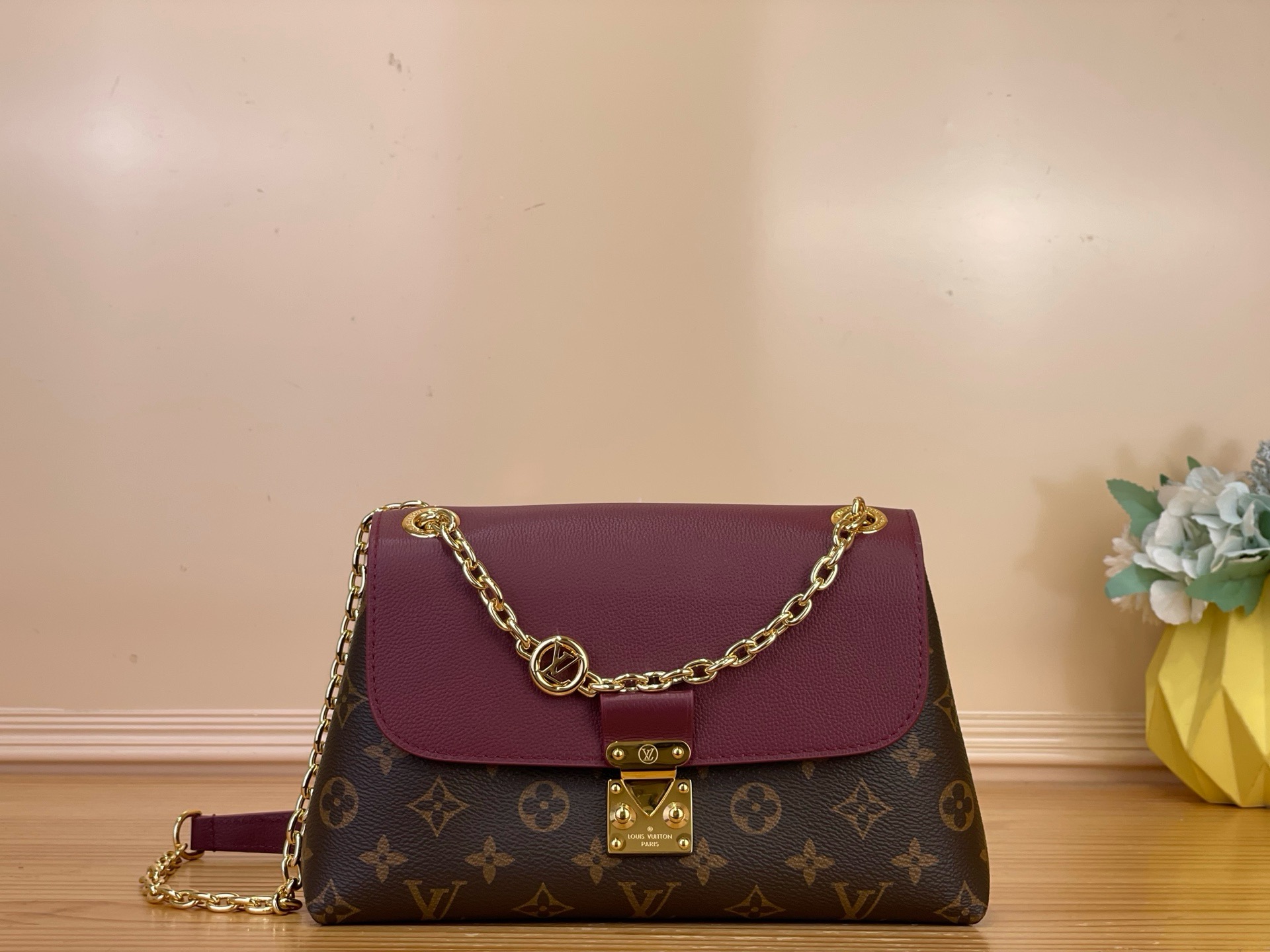 NO:812502,Top Original [Madeleine BB Handbag] m28424 Presbyopia/Black m28588 Presbyopia/Brown m28587 Presbyopia/Burgundy Inspired by the 2019 Georges bag, this version of the Madeleine sj updates the slip chain with a smooth gold finish. It is made from a mix of iconic Monogram canvas and timeless black leather, and is decorated with LV  Circle charm with a jewel-like effect. This contemporary style can be worn cross-body or over the shoulder and features an interior zip pocket. Dimensions 9.4 x 5.9 x 3.5 inches 5516065 (LxHxW),, louis vuitton19860909顶级原单【Madeleine BB手袋】 m28424 老花/黑色 m28588 老花/棕色 m28587 老花/酒红色 受2019年Georges包的启发,这个版本的Madeleine sj更新了光滑的金色饰面的滑链.它由标志性的Monogram帆布和永恒的黑色皮革混合而成,并装饰着LV Circle吊饰,具有宝石般的效果.这种现代风格可以斜挎或搭在肩上,里面有一个拉链口袋. 尺寸9.4 x 5.9 x 3.5英寸 5516065（长x高x宽）,,louis vuitton,Bag