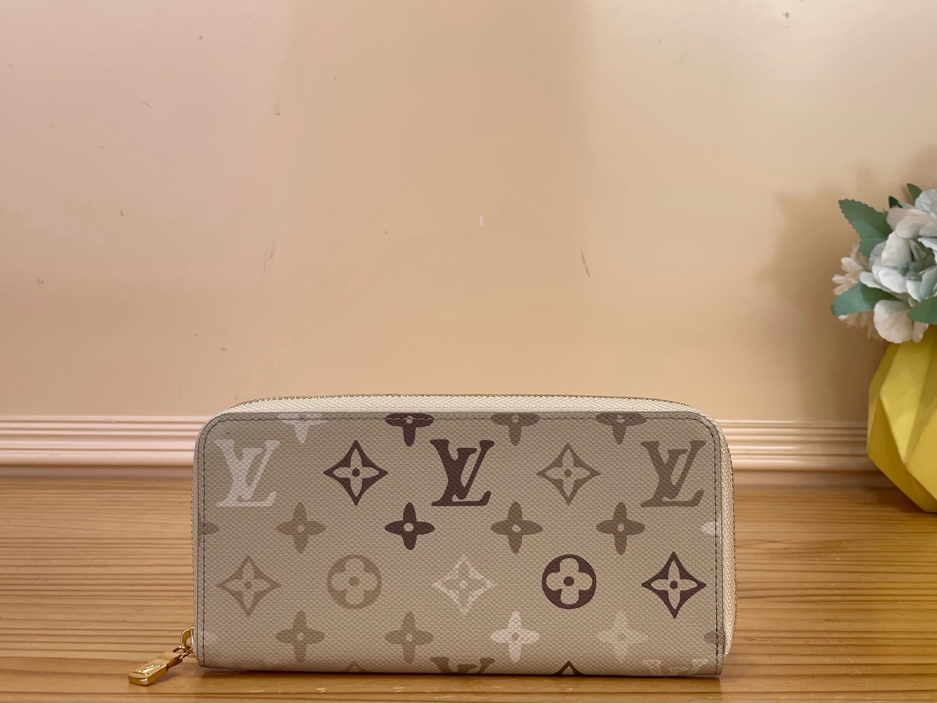 NO:812402,Top original item [ziy zipper wallet] m29238 apricot/gradient silk screen The pixel-like design adds a modern feel, and the anti-velvet canvas 'Ziy Wallet Horizontal'. ms round zipper wallet has 2 compartments that can store banknotes and receipts and 12 card slots. There is a zippered pocket in the center for change and valuables. The aged silver zipper brings out the casual tone. Size 21 x 10 x  2.5 cm 2513033 (width x height x side),,wallets19860909顶级原单【ziy 拉链钱夹】m29238 杏色/渐变丝印 像素状的设计增添了现代感,防绒帆布的“Ziy Wallet Horizontal”.ms圆形拉链式钱包有2个可以收纳纸币和收据的隔间和12个卡槽,中央有用于零钱和贵重物品的拉链式口袋.经过老化处理的银色拉链,衬托出休闲的色调. 尺寸21 x 10 x 2.5厘米 2513033（宽x高x边）,,wallets,Bag