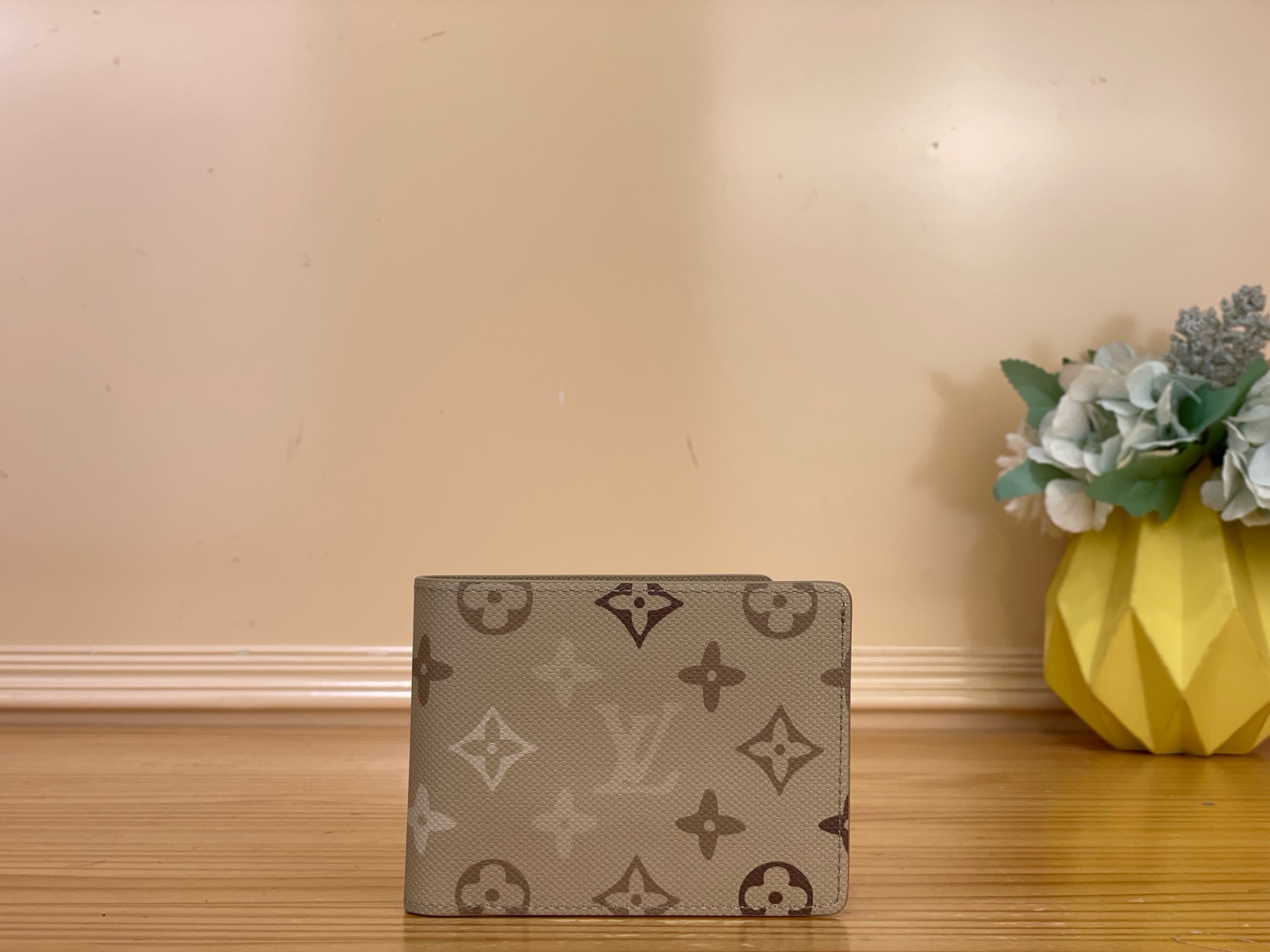 NO:812408,Top original order [MULTILE Wallet] M29265 apricot/gradient silk screen Multile wallet is made of Monogram ms canvas and has multiple pockets for credit cards, banknotes, and invoices. Size 11.5 x 9 x 1.5 cm 1812026,,wallets19860909顶级原单【MULTILE 钱夹】M29265 杏色/渐变丝印 Multile 钱包采用 Monogram ms帆布制造,设有多个口袋,可供放置信用卡、纸币、发票. 尺寸11.5 x 9 x 1.5 厘米 1812026,,wallets,Bag