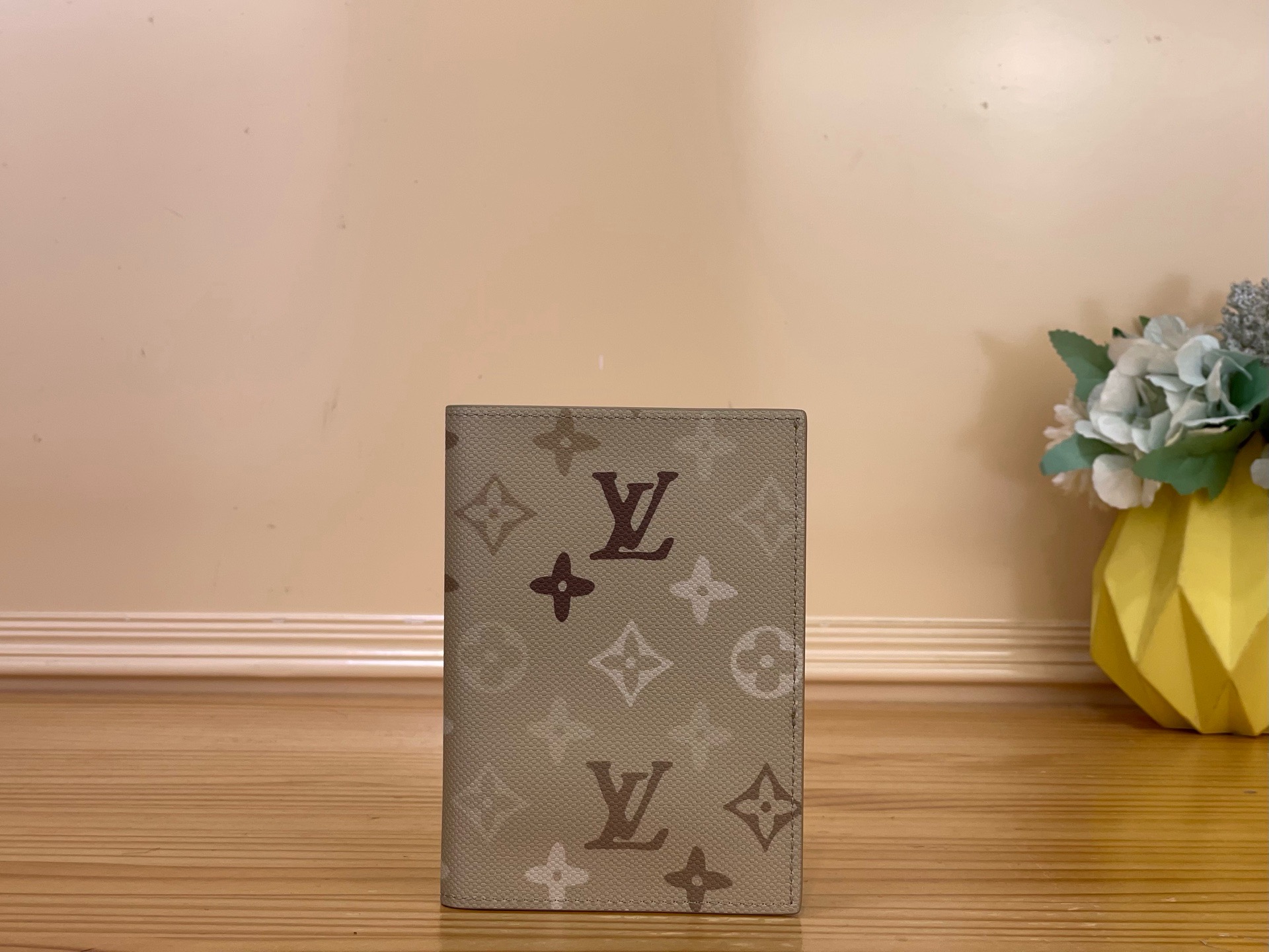 NO:812387,Top original item [Passport Case Wallet] M29237 Apricot/Gradient Silk Screen This passport case is made of Monogram Surlus ms coated canvas. It creates a fabric-like appearance and texture through the embossing process. It uses trompe l'oeil art to interpret the gorgeous style while highlighting the durability and lightness of the material itself. Equipped with card slots and patch pockets. Size 10 x 14 x 2.5 cm. 1812026,19860909顶级原单【护照套 钱夹】M29237 杏色/渐变丝印 本款护照套取材 Monogram Surlus ms涂层帆布,通过压印工艺营造织物般的外观和质感,以错视艺术演绎华美格调,同时突出材质本身的耐用性和轻盈感.设有卡位和贴袋. 尺寸 10 x 14 x 2.5厘米.1812026,,Bag