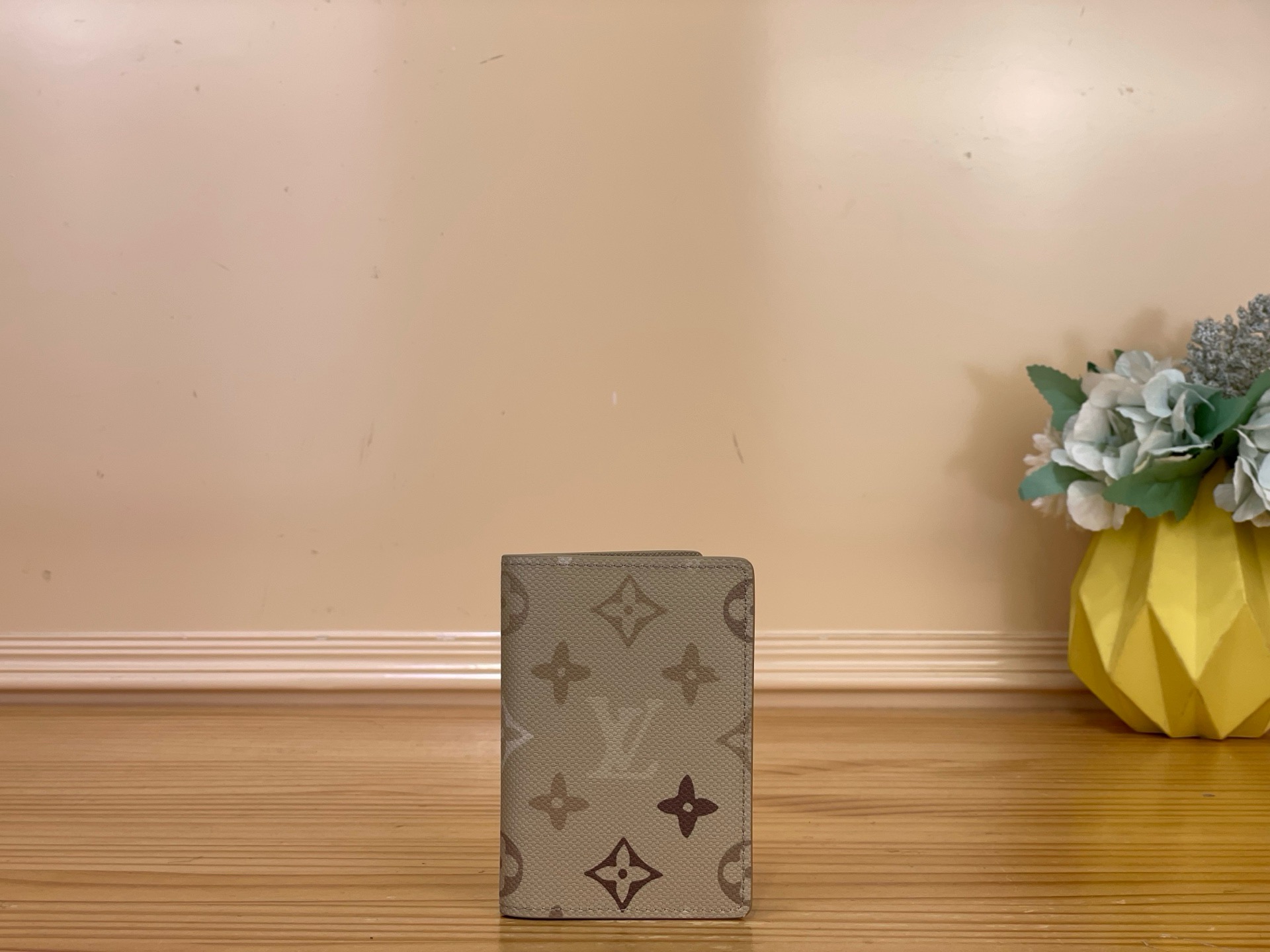 NO:812389,Top original item [Pocket Card Holder Wallet] M29256 Apricot/Gradient Silk Screen Made of Monogram Surlus ms coated canvas, presenting a fabric-like trompe l'oeil effect. The unique embossing reflects the gorgeous texture, while highlighting the lightness and durability of the material itself. The inner pocket, card slot and rear outer pocket enable orderly storage. Dimensions 7.5 x 11.1 x 1 cm.1712026,19860909顶级原单【口袋 卡夹钱夹】M29256 杏色/渐变丝印 取材 Monogram Surlus ms涂层帆布,呈现织物般的错视效果.别致压纹映现华美质感,同时彰显材质本身的轻盈感和耐用性,内袋、卡位和后部外袋实现有序收纳. 尺寸 7.5 x 11.1 x 1厘米.1712026,,Bag