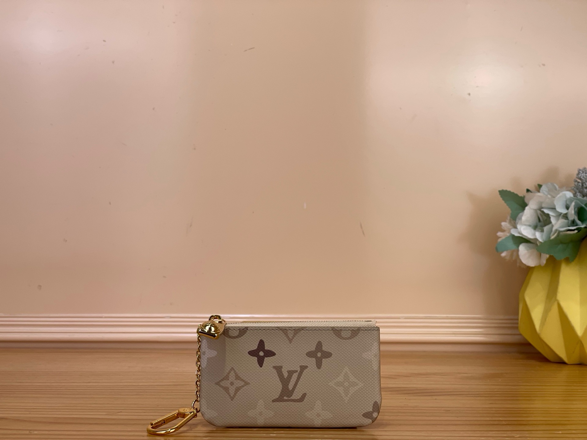 NO:812392,Top original item [ochette Clés key bag] M29258 apricot/gradient silk screen, made of Monogram Surlus coated canvas, with dazzling metal parts such as hooks and chains. The embossing process gives the canvas fabric texture, and the Monogram ms pattern presents a subtle irregular effect. The inside of the zipper is equipped with a stable loop to neatly store keys. Dimensions 13 x 8 x 1.5 cm. 1812026,19860909顶级原单【 ochette Clés 钥匙包】M29258 杏色/渐变丝印 取材 Monogram Surlus 涂层帆布,搭配钩扣和链条等耀目金属件.压印工艺赋予帆布织物肌理,Monogram ms图案呈现微妙的不规则效果,拉链内里配有稳固圈环,可齐整收纳钥匙. 尺寸 13 x 8 x 1.5厘米.1812026,,Bag