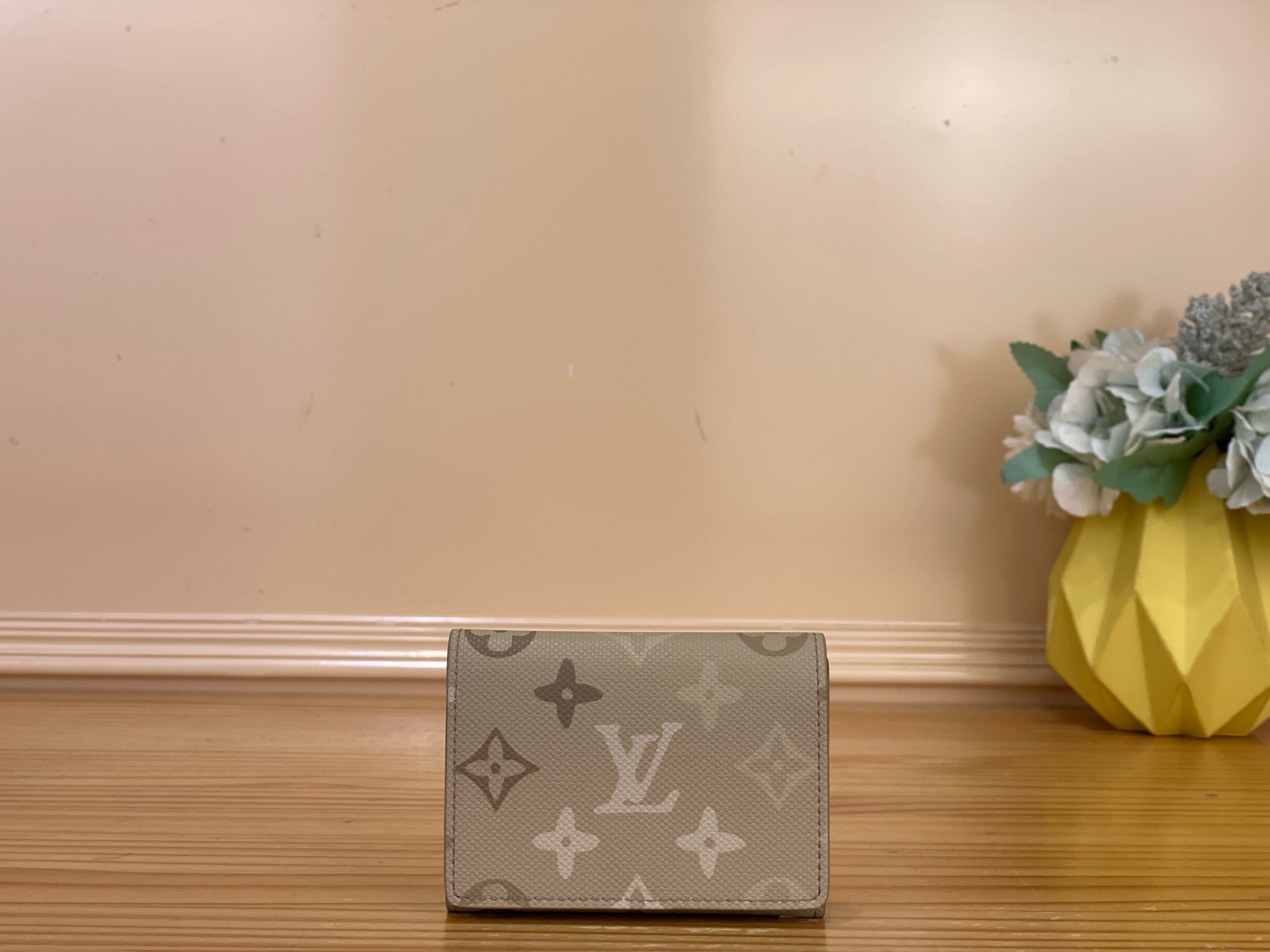 NO:812398,Top original order [ENVELOE CARTE DE VISITE Card Holder] M27053 Apricot/Gradient Silk Screen Made of classic Monogram coated canvas, this Enveloe Carte de Visite ms business card holder allows you to carry your business cards or credit cards exquisitely. It can be easily stored in almost any pocket and uses snap closure. Dimensions 10.5 x 8 x 1 cm. 1712027,,cartier19860909顶级原单【ENVELOE CARTE DE VISITE 卡片夹】 M27053 杏色/渐变丝印 以经典 Monogram 涂层帆布制作,这款 Enveloe Carte de Visite ms名片夹让您可以精致地把名片或信用卡随身携带,可轻易收纳入几乎任何口袋,采用按扣开合. 尺寸 10.5 x 8 x 1 厘米.1712027,,cartier,Bag