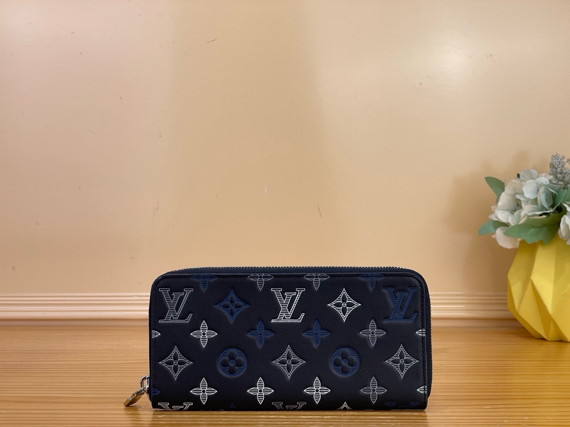 NO:812401,Top original order [Ziy Zipper Wallet] m29777 Blue/Gradient Screen Printing m29133 White/Gradient Screen Printing Monogram Shadow Leather creates a simple elegance 'Ziy Wallet  Horizontal'.ms soft leather decorated with monogram in a unique gradient effect through 3-layer screen printing technology. Circular zipper closure with 2 compartments for banknotes and receipts and 12 card slots, central zipped pocket for coins and small valuables. Dimensions 21 x 10 x 2.5 cm 2713033 (W x H x Sides),19860909顶级原单【Ziy 拉链钱夹】 m29777 蓝色/渐变丝印 m29133 白色/渐变丝印 Monogram Shadow 皮革营造出简单的优雅“Ziy Wallet Horizontal”.ms柔软的皮革,通过3层丝网印刷技术,以独特的渐变效果装饰着字母组合.圆形拉链开合,有2个隔间,用于纸币和收据和12个卡槽,中央拉链口袋用于硬币和小贵重物品. 尺寸21 x 10 x 2.5厘米 2713033（宽x高x边）,,Bag