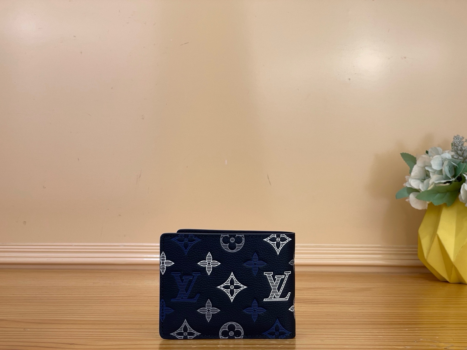 NO:812404,Top original order [Multile wallet] m29137 blue/gradient screen printing m29136 white/gradient screen printing Monogram·Shadow  Leather brings a modern twist to a classic piece 'ortfoille·Multile'. ms is printed on the signature monogram embossed on the leather using 3-layer screen printing technology in 3 colors. The compact wallet comes with multiple card slots, two inner pockets, two compartments for banknotes and tickets and two slots for receipts. Dimensions 11.5 x 9 x 1.5 cm 1812026 (width x height x sides),, tom ford, wallets19860909顶级原单【Multile 钱夹】m29137 蓝色/渐变丝印 m29136 白色/渐变丝印 Monogram·Shadow 皮革为经典单品带来现代风格的“ortfoille·Multile”.ms在皮革上压花加工的标志性字母图案上,用3层丝网印刷技术进行了3种颜色的印刷.小巧的钱包配有多个卡槽、两个内袋、两个用于纸币和门票的隔间和两个用于收据的插槽. 尺寸11.5 x 9 x 1.5厘米 1812026（宽x高x边）,,tom ford,wallets,Bag