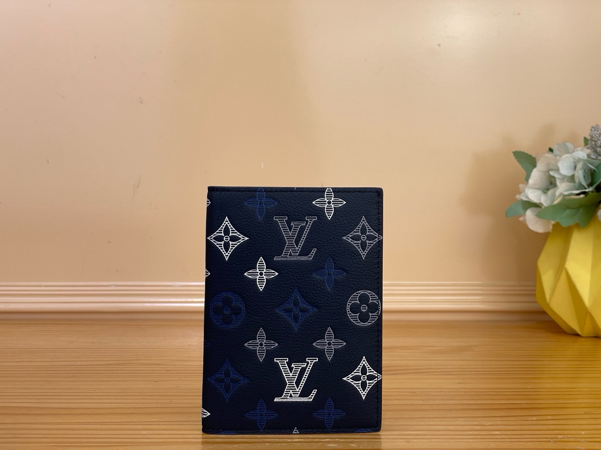 NO:812407,Top Original [Passport Holder] m29132 Blue/Gradient Silk Screen Adding sporty elegance to travel, the 'Couverture assole' of Monogram Shadow leather.ms is on soft leather, using a 3-layer screen printing technique, adding color through a unique gradient effect. In addition to the flat pocket and 4 card slots, the interior also has an open pocket for storing your passport. Dimensions 10 x 14 x 2.5 cm  1812026 (width x height x sides),19860909顶级原单【护照夹】m29132 蓝色/渐变丝印 为旅行增添运动优雅,Monogram Shadow 皮革的“Couverture assole”.ms在柔软的皮革上,通过3层丝网印刷技法,通过独特的渐变效果增添了色彩.内饰除了平口袋和4个卡槽外,还配有用于收纳护照的开口口袋. 尺寸10 x 14 x 2.5厘米 1812026（宽x高x边）,,Bag