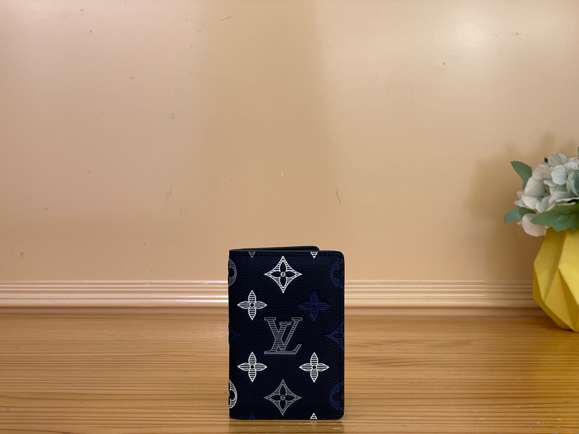 NO:812410,Top original item [Pocket Wallet] m29135 Blue/Gradient Screen Printing m29134 White/Gradient Screen Printing MonogramShadow leather creates a sporty 'Organizer de osh'. MS is decorated with a letter pattern with a gradient effect using 3-layer screen printing technology. The inside is decorated with leather lining, 3 card slots and 5 inner pockets, and the outside back is equipped with a pocket and a pocket-sized card holder. Size 7.5 x 11.1 x  1cm.1712026 (width x height x sides),19860909顶级原单【口袋钱夹】m29135 蓝色/ 渐变丝印 m29134 白色/渐变丝印 MonogramShadow 皮革营造出运动感的“Organizer de osh”.ms装饰着3层丝网印刷技术进行渐变效果的字母图案.内侧装饰有皮革衬里,3个卡槽和5个内袋,外侧背面配有口袋,口袋大小的卡套. 尺寸7.5 x 11.1 x 1厘米.1712026（宽x高x边）,,Bag