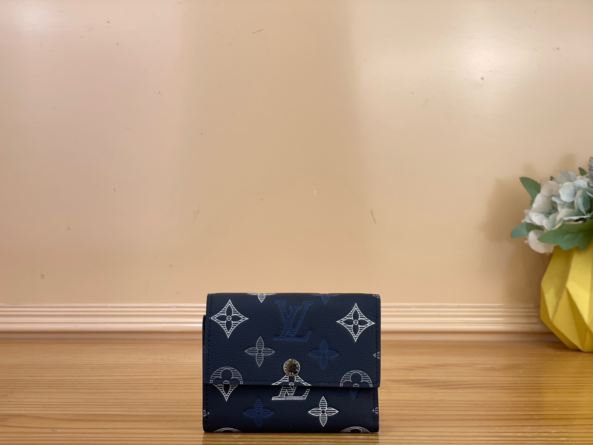 NO:812413,Top original item [wallet] m29130 blue/gradient silk screen 'Victor Wallet' in letter-shaded leather that creates a unique gradient effect on the embossed letter pattern. The compact size of the ms fit is its charm. Snap closure, zippered pocket, compartment for bills and receipts, 4 card slots. Dimensions 11.5 x 9 x 2.5 cm  2012629 (width x height x sides),,wallets19860909顶级原单【钱夹】m29130 蓝色/渐变丝印 在压花加工的字母图案上产生了独特的渐变效果的字母阴影皮革的“维克多·钱包”.ms合身的紧凑尺寸感是其魅力所在.卡扣式闭合式,配有拉链式口袋、用于纸币和收据的隔间、4个卡槽. 尺寸11.5 x 9 x 2.5厘米 2012629（宽x高x边）,,wallets,Bag