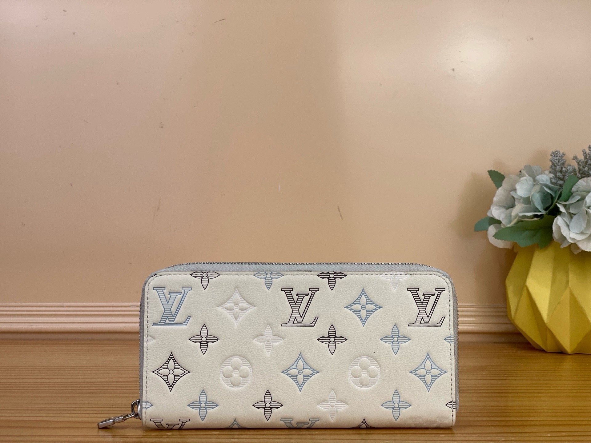 NO:812411,Top original order [Ziy Zipper Wallet] m29777 Blue/Gradient Screen Printing m29133 White/Gradient Screen Printing Monogram Shadow Leather creates a simple elegance 'Ziy Wallet  Horizontal'.ms soft leather, decorated with monogram in a unique gradient effect through 3-layer screen printing technology. Circular zipper closure, with 2 compartments for banknotes and receipts and 12 card slots, central zippered pocket for coins and small valuables. Dimensions 21 x 10 x 2.5 cm 2713036 (W x H x Sides),19860909顶级原单【Ziy 拉链钱夹】 m29777 蓝色/渐变丝印 m29133 白色/渐变丝印 Monogram Shadow 皮革营造出简单的优雅“Ziy Wallet Horizontal”.ms柔软的皮革,通过3层丝网印刷技术,以独特的渐变效果装饰着字母组合.圆形拉链开合,有2个隔间,用于纸币和收据和12个卡槽,中央拉链口袋用于硬币和小贵重物品. 尺寸21 x 10 x 2.5厘米 2713036（宽x高x边）,,Bag