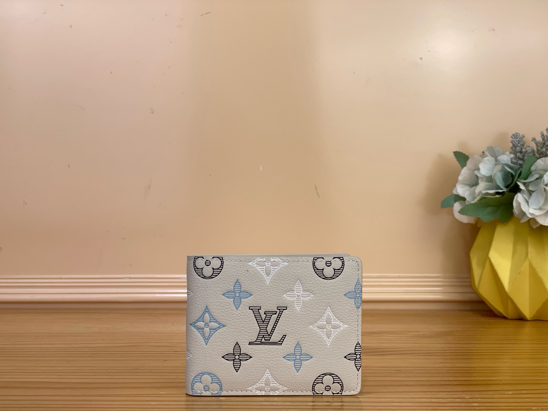 NO:812414,Top original order [Multile wallet] m29137 blue/gradient screen printing m29136 white/gradient screen printing Monogram·Shadow  Leather brings a modern twist to a classic piece 'ortfoille·Multile'. ms is printed on the signature monogram embossed on the leather using 3-layer screen printing technology in 3 colors. The compact wallet comes with multiple card slots, two inner pockets, two compartments for banknotes and tickets and two slots for receipts. Dimensions 11.5 x 9 x 1.5 cm 1812026 (width x height x sides),, tom ford, wallets19860909顶级原单【Multile 钱夹】m29137 蓝色/渐变丝印 m29136 白色/渐变丝印 Monogram·Shadow 皮革为经典单品带来现代风格的“ortfoille·Multile”.ms在皮革上压花加工的标志性字母图案上,用3层丝网印刷技术进行了3种颜色的印刷.小巧的钱包配有多个卡槽、两个内袋、两个用于纸币和门票的隔间和两个用于收据的插槽. 尺寸11.5 x 9 x 1.5厘米 1812026（宽x高x边）,,tom ford,wallets,Bag