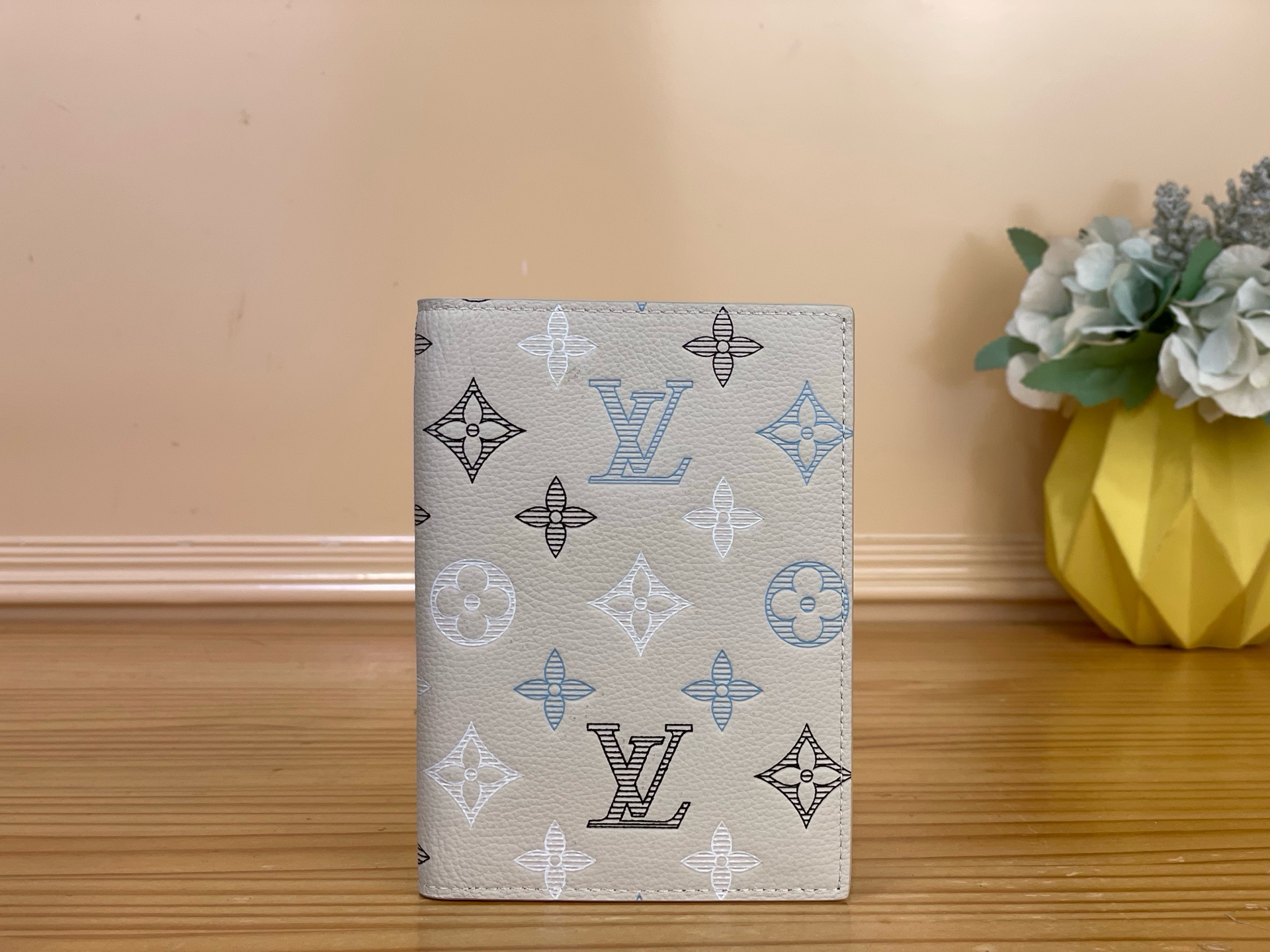 NO:812416,Top Original [Passport Holder] m29132 White/Gradient Silk Screen Adding sporty elegance to travel, the 'Couverture assole' of Monogram Shadow leather.ms is on soft leather with a 3-layer screen printing technique, adding color through a unique gradient effect. In addition to the flat pocket and 4 card slots, the interior also has an open pocket for storing your passport. Dimensions 10 x 14 x 2.5 cm  1812026 (width x height x sides),19860909顶级原单【护照夹】m29132 白色/渐变丝印 为旅行增添运动优雅,Monogram Shadow 皮革的“Couverture assole”.ms在柔软的皮革上,通过3层丝网印刷技法,通过独特的渐变效果增添了色彩.内饰除了平口袋和4个卡槽外,还配有用于收纳护照的开口口袋. 尺寸10 x 14 x 2.5厘米 1812026（宽x高x边）,,Bag