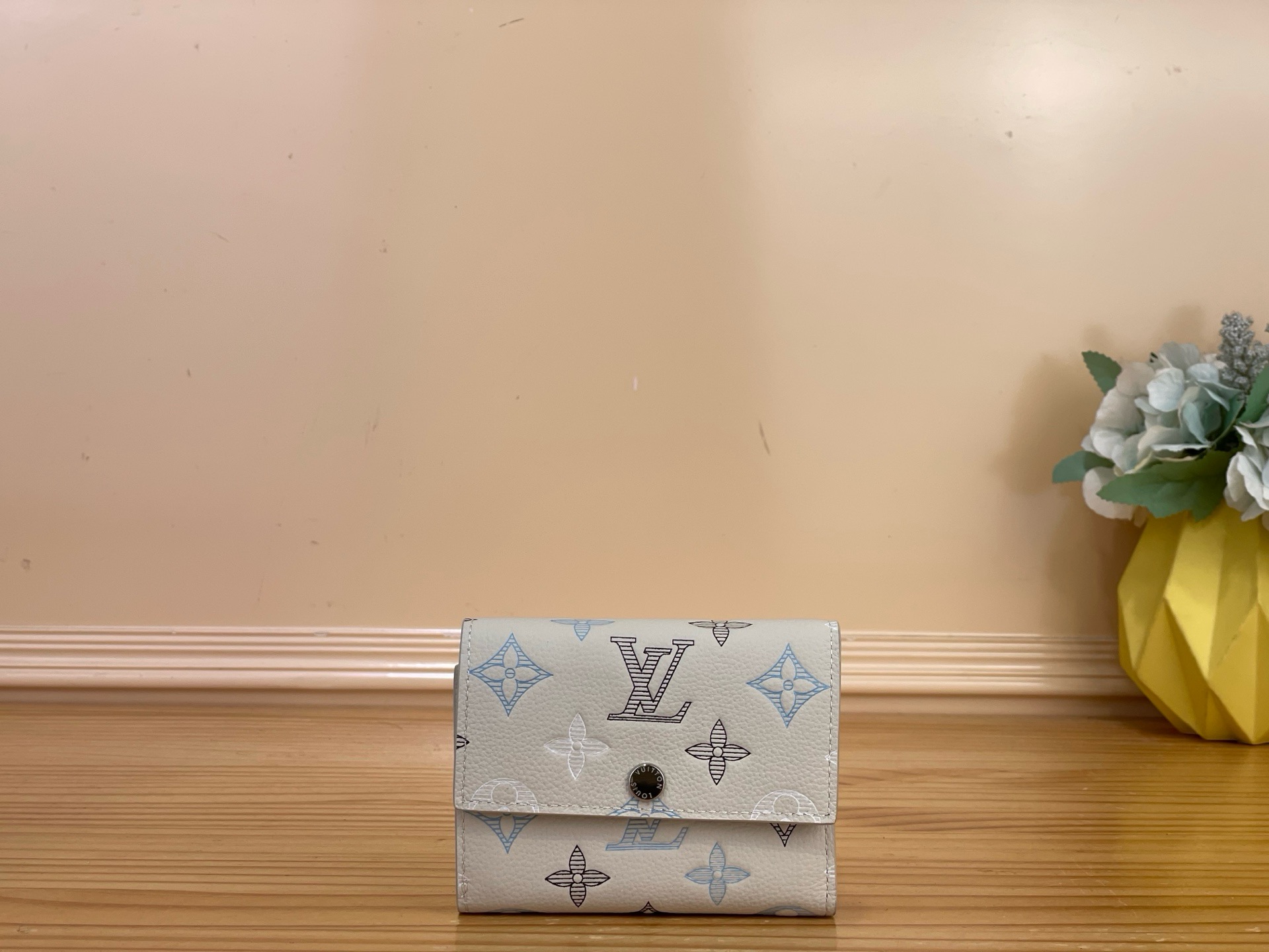 NO:812420,Top original item [Wallet] m29130 White/Gradient Silk Screen 'Victor Wallet' in letter-shaded leather that creates a unique gradient effect on the embossed letter pattern. The compact size of the ms fit is its charm. Snap-on closure, zippered pocket, compartment for bills and receipts, 4 card slots. Dimensions 11.5 x 9 x 2.5 cm  2012630 (width x height x sides),,wallets19860909顶级原单【钱夹】m29130 白色/渐变丝印 在压花加工的字母图案上产生了独特的渐变效果的字母阴影皮革的“维克多·钱包”.ms合身的紧凑尺寸感是其魅力所在.卡扣式闭合式,配有拉链式口袋、用于纸币和收据的隔间、4个卡槽. 尺寸11.5 x 9 x 2.5厘米 2012630（宽x高x边）,,wallets,Bag