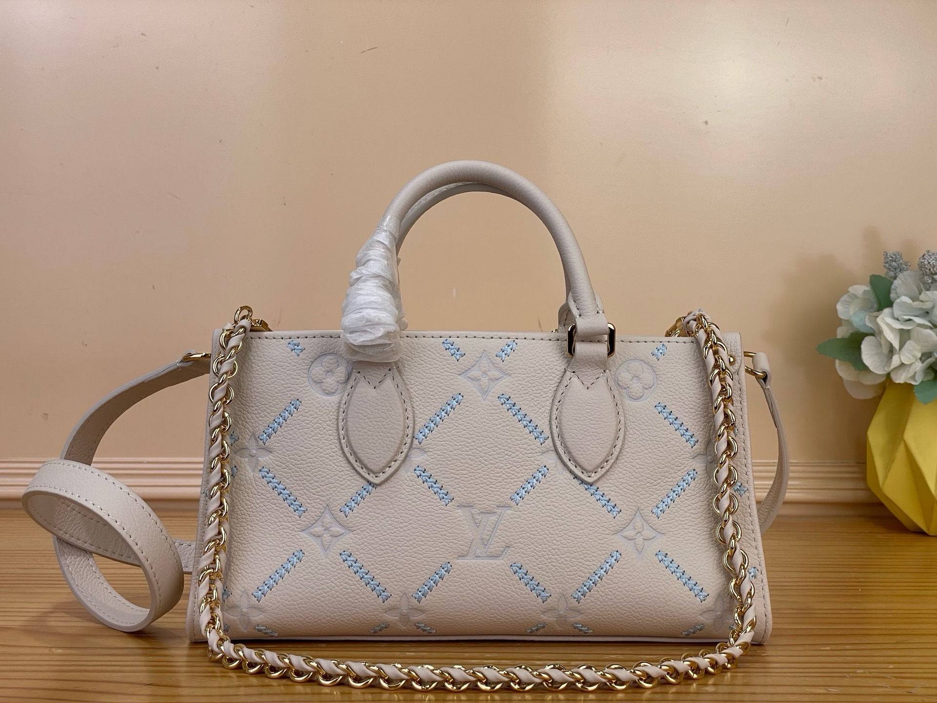 NO:812466,Top original order [ONTHEGO EAST WEST Handbag] m29487 White/Embroidery This OnTheGo East West ys handbag is made of Monogram Emreinte Couture leather, dyed with elegant colors. The finishing effect is carefully presented through three processes, supplemented by contrasting delicate embroidery. The bag body is equipped with a detachable braided chain and shoulder strap, with ample space to accommodate daily needs. Size 25 x 13 x 10 cm  8017075 (length x height x width),19860909顶级原单【ONTHEGO EAST WEST 手袋】 m29487 白色/刺绣 本款 OnTheGo East West ys手袋取材 Monogram Emreinte Couture 皮革,晕染雅致色彩.饰面效果经由三道工序精心呈现,辅以撞色细腻刺绣.包身搭载可拆卸编结链条与肩带,充裕空间可容纳日常所需. 尺寸25 x 13 x 10 厘米 8017075 (长度 x 高 x 宽),,Bag