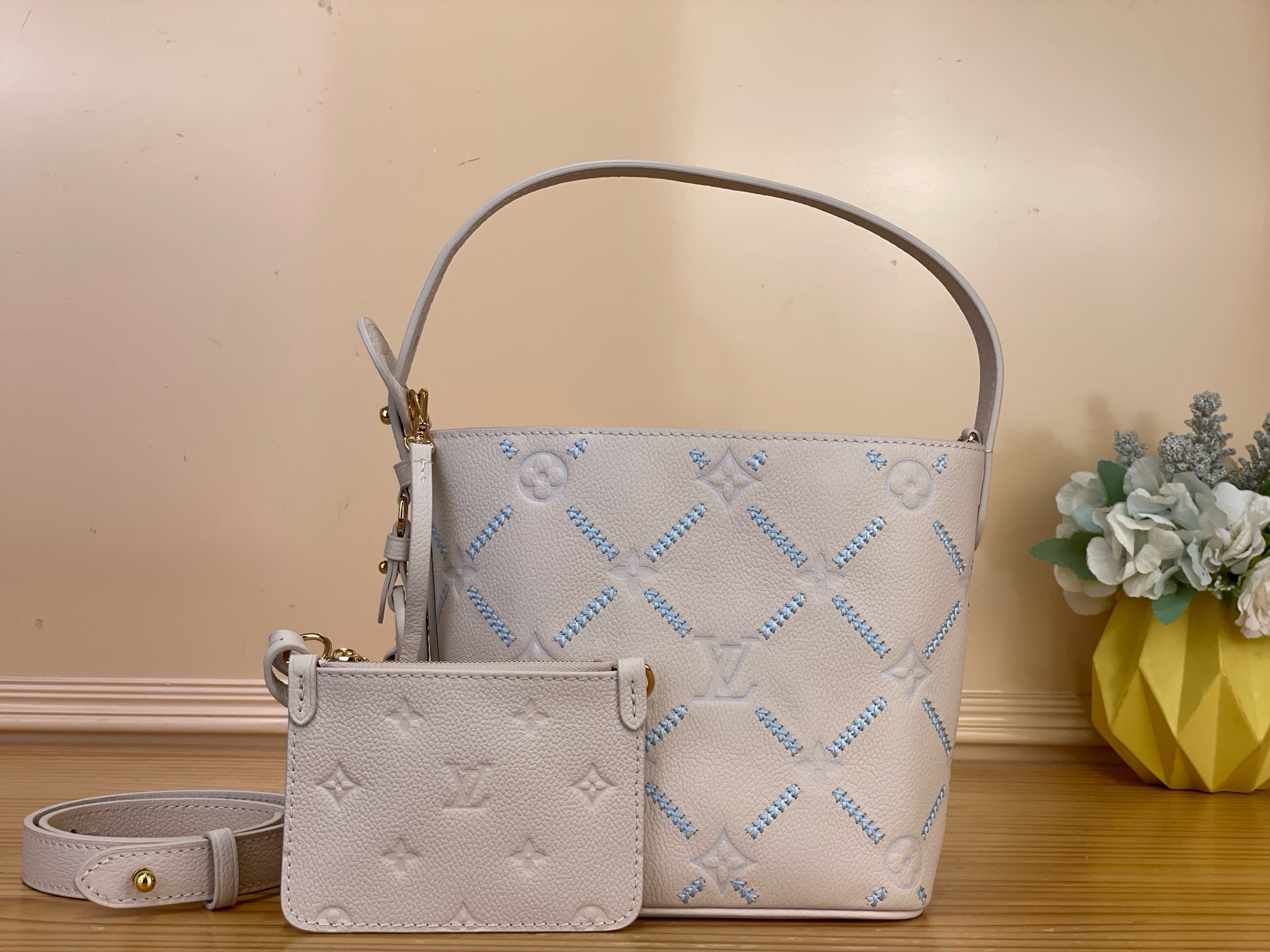 NO:812475,Top original order [ALL IN BB handbag] m28910 white/embroidery This All In BB handbag is inspired by the classic Louis Vuitton hard case lining, inheriting the brand Monogram Emreinte Couture  ys logo, rendered in elegant tones. The body of the bag is made of cow leather, with embossing, printing and embroidery techniques, creating a delicate interlaced texture, cleverly equipped with padlocks and decorative name tags. The detachable zippered inner bag and ample space can easily store daily necessities. Size 16 x 18 x 12 cm 7818095 (length x height x width),, louis vuitton, cowhide19860909顶级原单【ALL IN BB 手袋】 m28910 白色/刺绣 本款 All In BB 手袋灵感回溯经典路易威登硬箱内衬,承蕴品牌 Monogram Emreinte Couture ys标识,渲染雅致色调.包身取材牛皮革,糅合压纹、印花与刺绣工艺,成就细腻交错纹理,巧搭挂锁与装饰名牌.可拆卸拉链内袋与充裕空间轻松收纳日常所需. 尺寸16 x 18 x 12 厘米 7818095 (长度 x 高 x 宽),,louis vuitton,cowhide,Bag