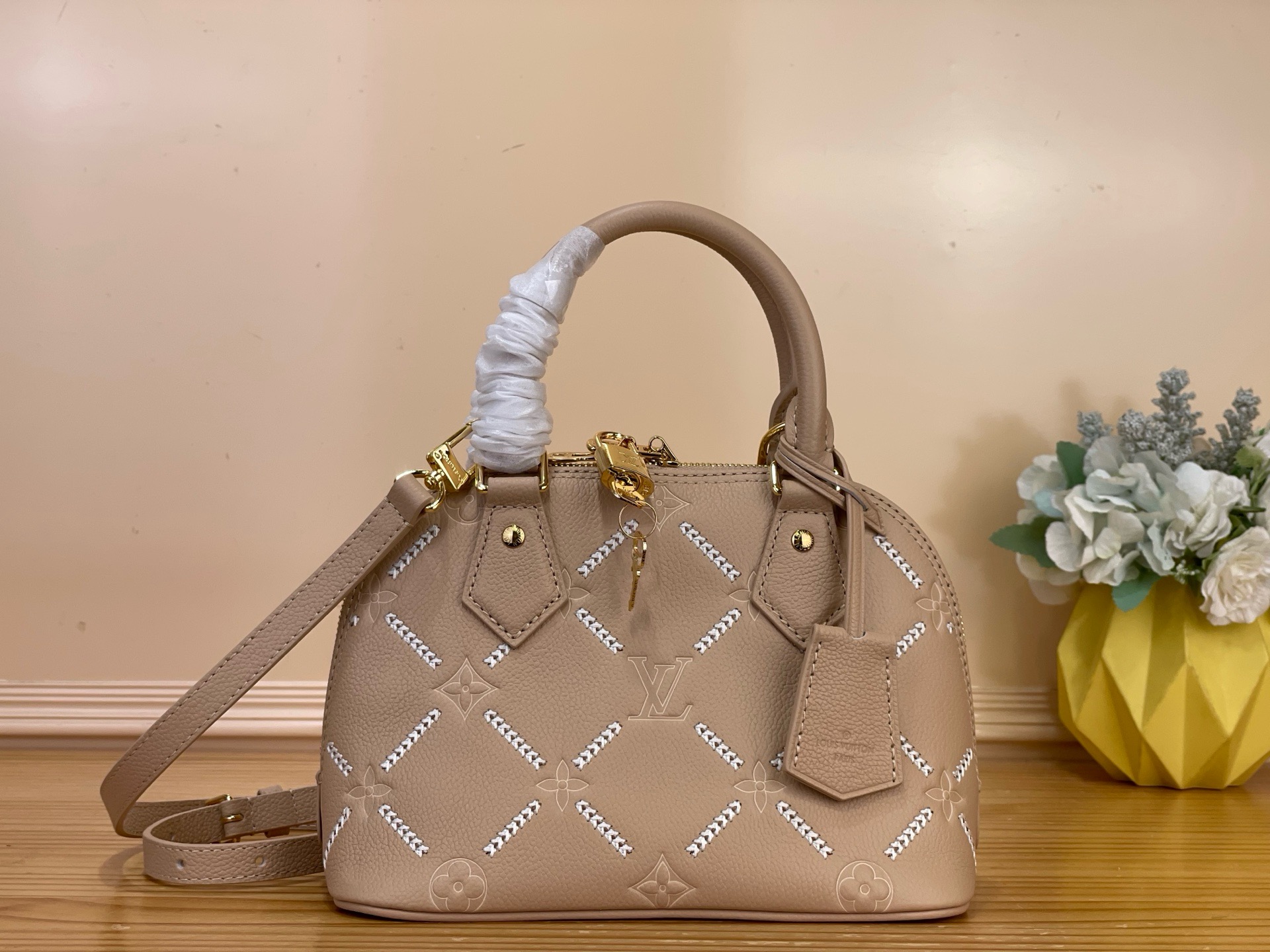 NO:812474,Top original order [ALMA BB handbag] m28458 gray brown/embroidery This Alma BB handbag bears the Monogram Emreinte Couture ys logo, echoing the quilted lining of Louis Vuitton's classic hard trunk. Embossed, printed and embroidered leather creates a unique finish and elegant colors. The iconic silhouette is equipped with a Yingze padlock and key, which can be worn cross-body, shoulder or hand-carried.  Dimensions 23.5 x 17.5 x 11.5 cm 8109085 (length x height x width),,louis vuitton19860909顶级原单【ALMA BB 手袋】 m28458 灰棕色/刺绣 本款 Alma BB 手袋承载 Monogram Emreinte Couture ys标识,与路易威登经典硬箱的绗缝内衬遥相呼应.压纹、印花与刺绣工艺皮革塑就别致饰面,晕染雅致色彩.标志性廓形搭载莹泽挂锁与钥匙,可斜挎、肩背或手挽. 尺寸23.5 x 17.5 x 11.5 厘米 8109085 (长度 x 高 x 宽),,louis vuitton,Bag