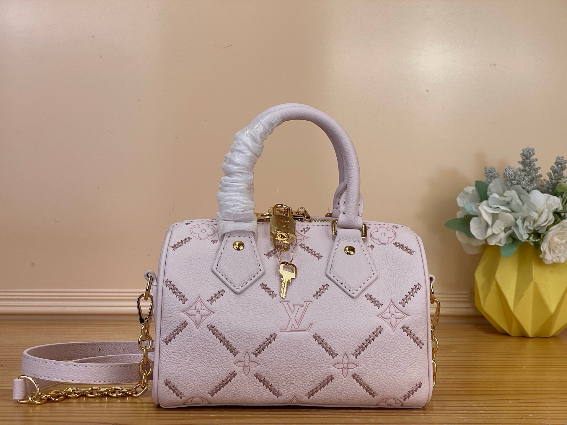 NO:812457,Top original order [SEEDY BANDOULIRE 20 handbag] m28529 pink/embroidery This Seedy Bandoulière 20 handbag bears the Monogram Emreinte Couture Ys logo, with a staggered texture that echoes the classic Louis Vuitton hard case lining. The cowhide leather bag that has been processed with embossing, printing and embroidery embellishes Yingze LV.  The padlock and key complement the decorative chain. The adjustable shoulder strap is also detachable, allowing you to switch between shoulder and hand styles. Dimensions 20.5 x 13.5 x 12 cm 7818085 (length x height x width),,louis vuitton,louis vuitton,cowhide19860909顶级原单【SEEDY BANDOULIRE 20 手袋】 m28529 粉色/刺绣 本款 Seedy Bandoulière 20 手袋承载 Monogram Emreinte Couture Ys标识,以交错纹理呼应经典路易威登硬箱内衬.经压纹、印花与刺绣工艺处理的牛皮革包身装点莹泽 LV 挂锁及钥匙,与装饰链条相映成趣.可调节肩带亦可拆卸,随心切换肩背与手挽造型. 尺寸20.5 x 13.5 x 12 厘米 7818085 (长度 x 高 x 宽),,louis vuitton,louis vuitton,cowhide,Bag