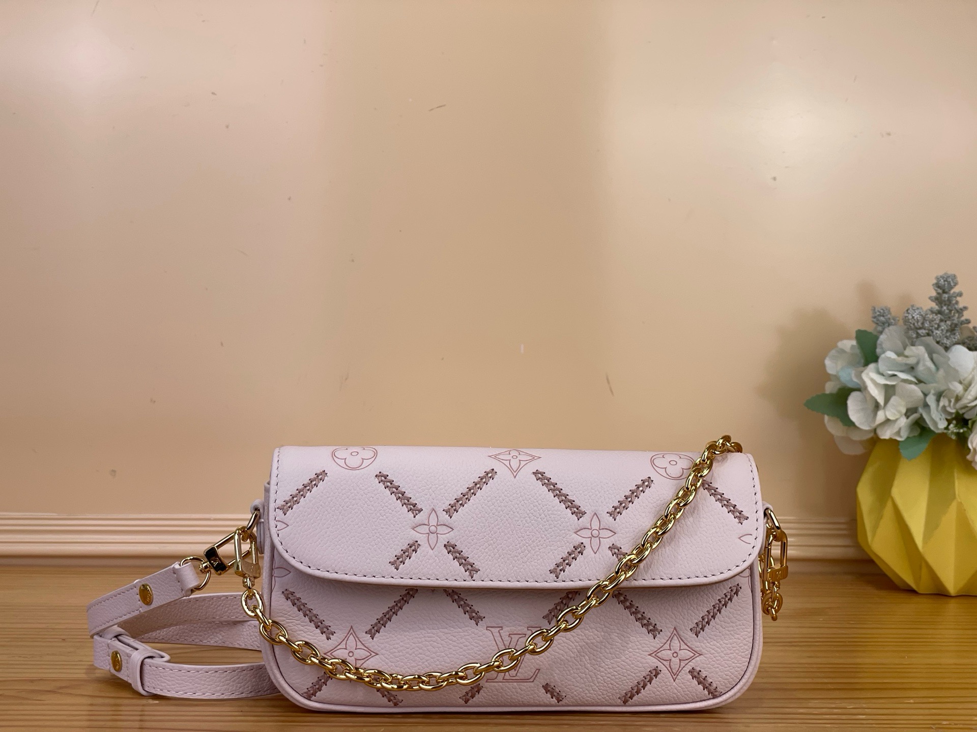 NO:812461,Top original order [WALLET ON CHAIN IVY handbag] m29502 pink/embroidery Wallet On Chain Ivy handbag meets the elegant and delicate Monogram Emreinte Couture ys pattern, which briefly describes the renewal of Louis Vuitton's classic logo. The cowhide leather bag has internal compartments and pockets to keep valuables organized, and is equipped with a detachable thick chain. Dimensions 23.5 x 12 x 4.3 cm  6018075 (length x height x width),,louis vuitton,cowhide19860909顶级原单【WALLET ON CHAIN IVY 手袋】 m29502 粉色/刺绣 Wallet On Chain Ivy 手袋邂逅典雅工致的 Monogram Emreinte Couture ys图案,简述路易威登经典标识的再度焕新.牛皮革包身内设隔层和口袋,令贵重物品井然有序,搭配可拆卸粗链条. 尺寸23.5 x 12 x 4.3 厘米 6018075 (长度 x 高 x 宽),,louis vuitton,cowhide,Bag