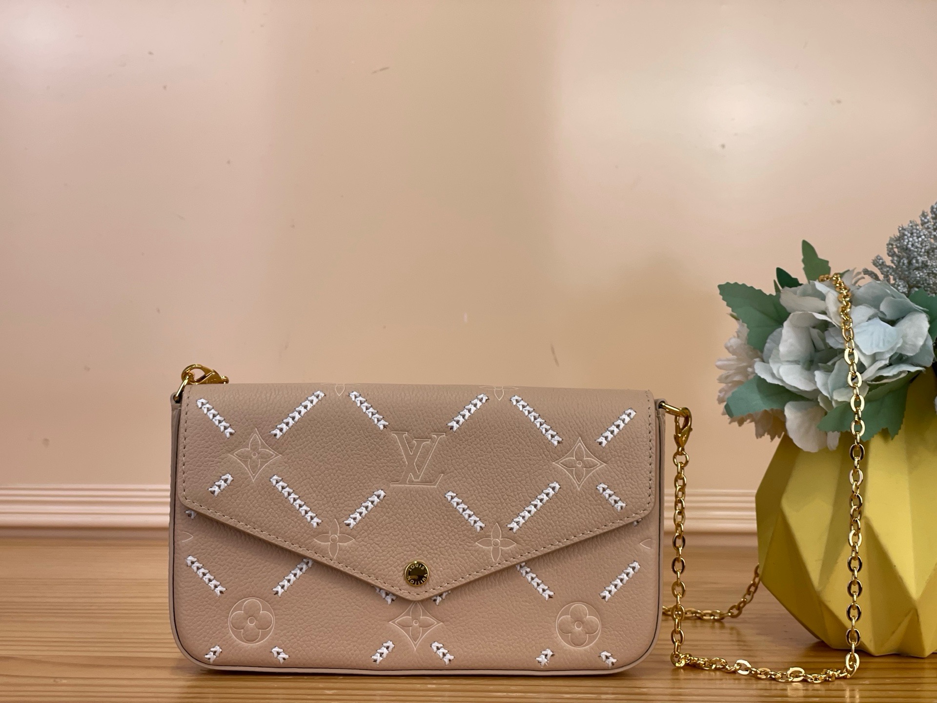 NO:812437,Top Original [ochette Félicie Handbag] m29482 Taupe/Embroidery Reimagined in House’s Monogram Emreinte Couture Ys signature, this Félicie ochette showcases hand craftsmanship and precision with a range of techniques, from delicate embossing to embroidery. It is made from cowhide leather in a modern hazelnut palette and is embellished with a smooth gold chain that can be removed if desired. There are two removable pockets inside, providing plenty of space for daily essentials.  Dimensions 21 x 12 x 3 cm 5216065,,cowhide19860909顶级原单【ochette Félicie 手袋】m29482 灰棕色/刺绣 这款Félicie ochette在House的Monogram Emreinte Couture Ys签名中重新想象,用一系列技术展示了手工工艺和精度,从精致的压花到刺绣.它由现代榛子调色板的牛皮制成,并装饰着一条光滑的金色链条,如果需要,可以取下.里面有两个可拆卸的口袋,为日常必需品提供了足够的空间. 尺寸 21 x 12 x 3厘米 5216065,,cowhide,Bag