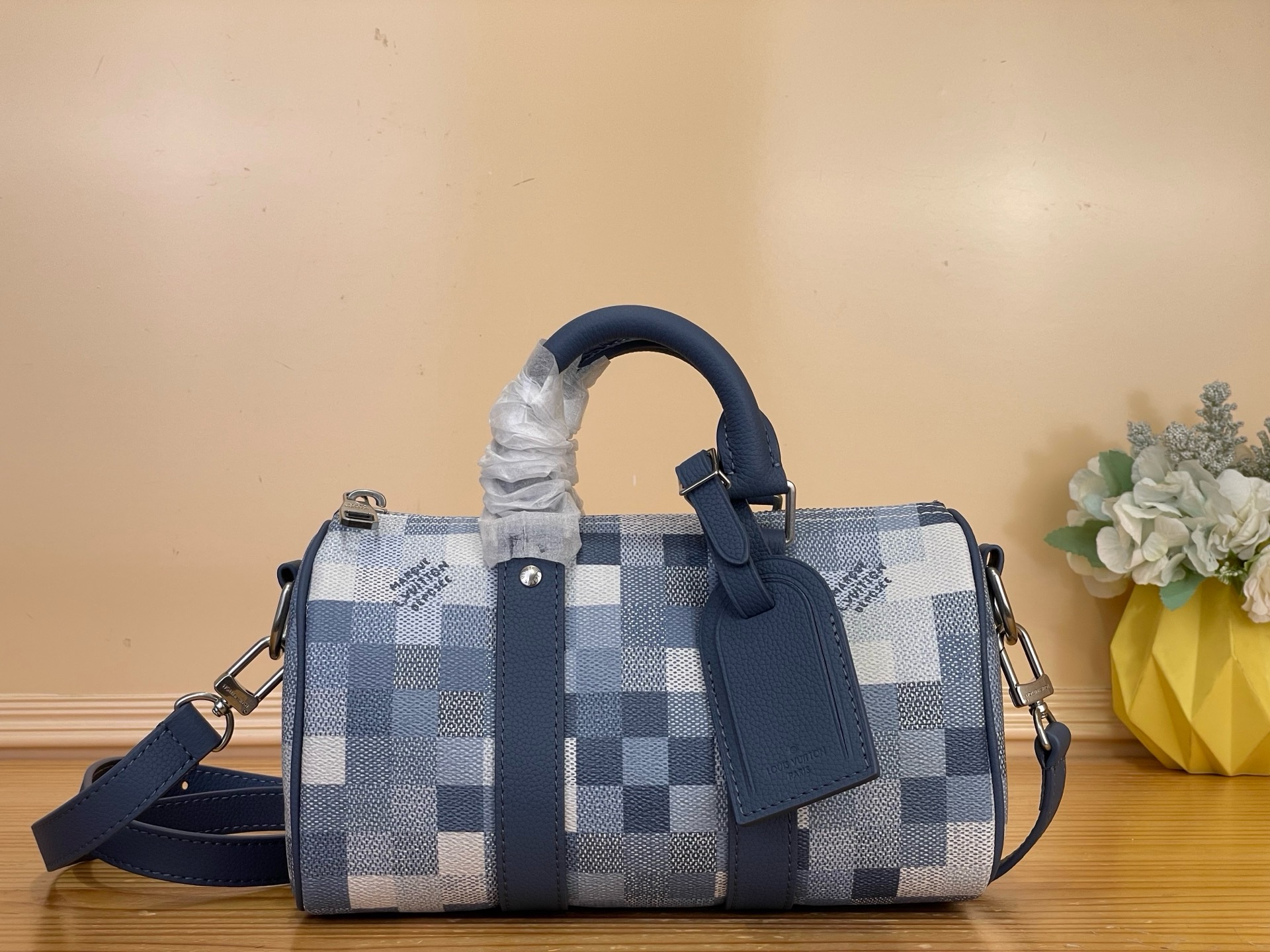 NO:812423,Top original order [KEEPALL BANDOULIRE 25 handbag] m28600 blue/mosaic This Keepall Bandoulière 25 handbag is made of Damoflage jm coated canvas, with rolled leather handles, elegant side straps and detachable nameplates to echo the original design of the era. It is equipped with a detachable and adjustable shoulder strap, suitable for shoulder or cross-body wear. Dimensions 25 x 15 x 11 cm  5116055 (length x height x width),19860909顶级原单【KEEPALL BANDOULIRE 25 手袋】 m28600 蓝色/马赛克 本款 Keepall Bandoulière 25 手袋采用 Damoflage jm涂层帆布,以辊压皮革手柄、考究侧带和可拆卸名牌呼应 年代的原始设计,搭配可拆卸并调节的肩带,肩背或斜挎皆宜. 尺寸25 x 15 x 11 厘米 5116055 (长度 x 高 x 宽),,Bag