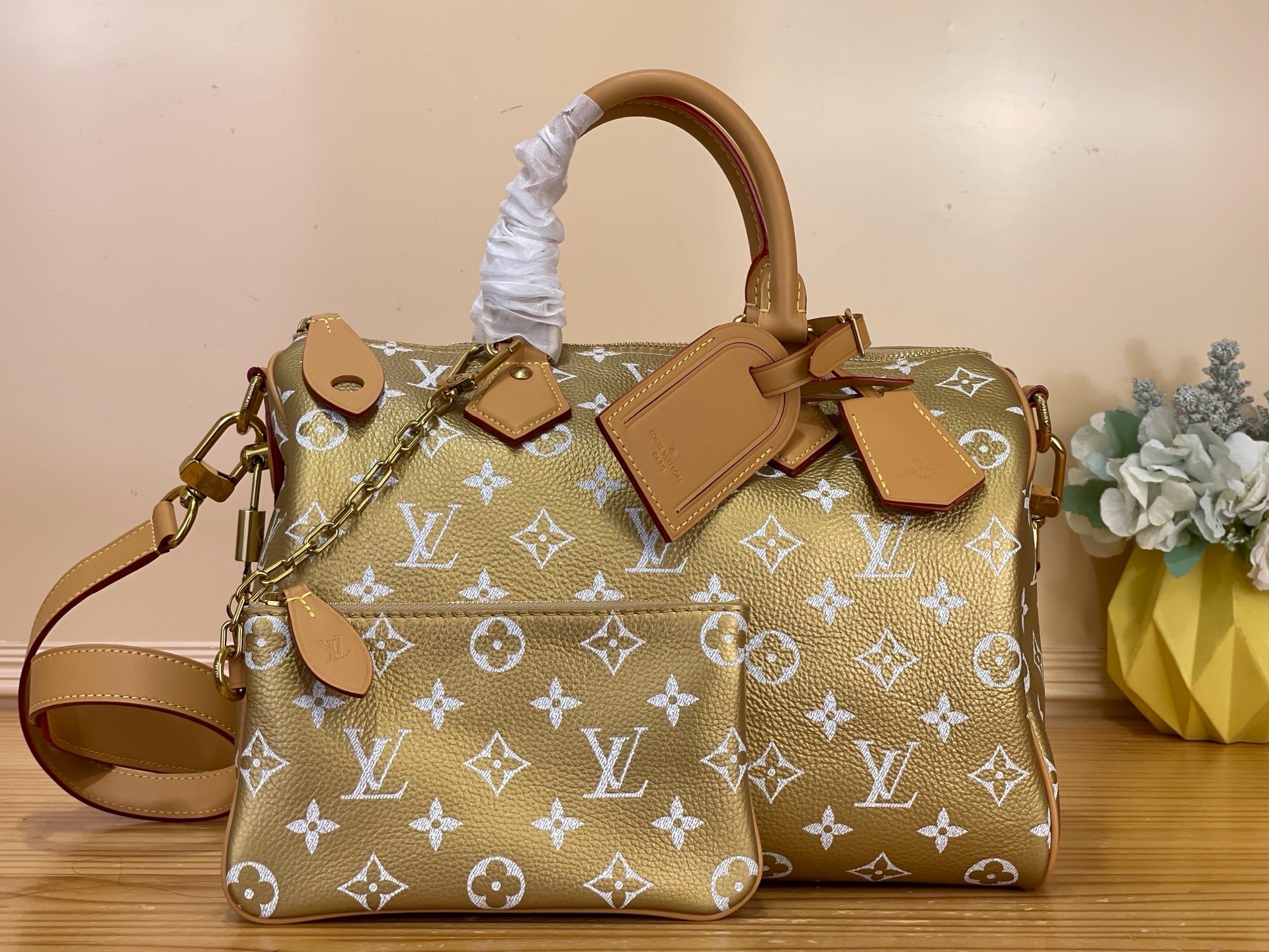 NO:812438,Original leather [Seedy 9 Bandoulière 30 handbag] m14077 green m14067 red m13914 pink m13904 black m14064 light green / M15283 gold Seedy 9 Bandoulière  Made of ultra-soft calfskin with Monogram print, the 30 bag is perfectly compact yet roomy enough to hold your daily essentials. Meticulous details, such as the traditional side locks or the premium lambskin lining, are a testament to the craftsmanship of this bag. In addition to the top handle, there is a removable strap. Dimensions 32 x 22.5 x 18 cm, cowhide, sheepskin19860909原厂皮【Seedy 9 Bandoulière 30 手袋】m14077 绿色 m14067 红色 m13914 粉色 m13904 黑色 m14064 淡绿色 / M15283 金色 Seedy 9 Bandoulière 30包由超柔软的小牛皮制成,带有Monogram印花,尺寸完美紧凑但足够宽敞,可以装下日常必需品.细致的细节,如传统侧锁或优质小羊皮衬里,证明了这款包的精湛工艺.除了顶部手柄外,还有一条可拆卸的带子. 尺寸32 x 22.5 x 18厘米,,cowhide,sheepskin,Bag