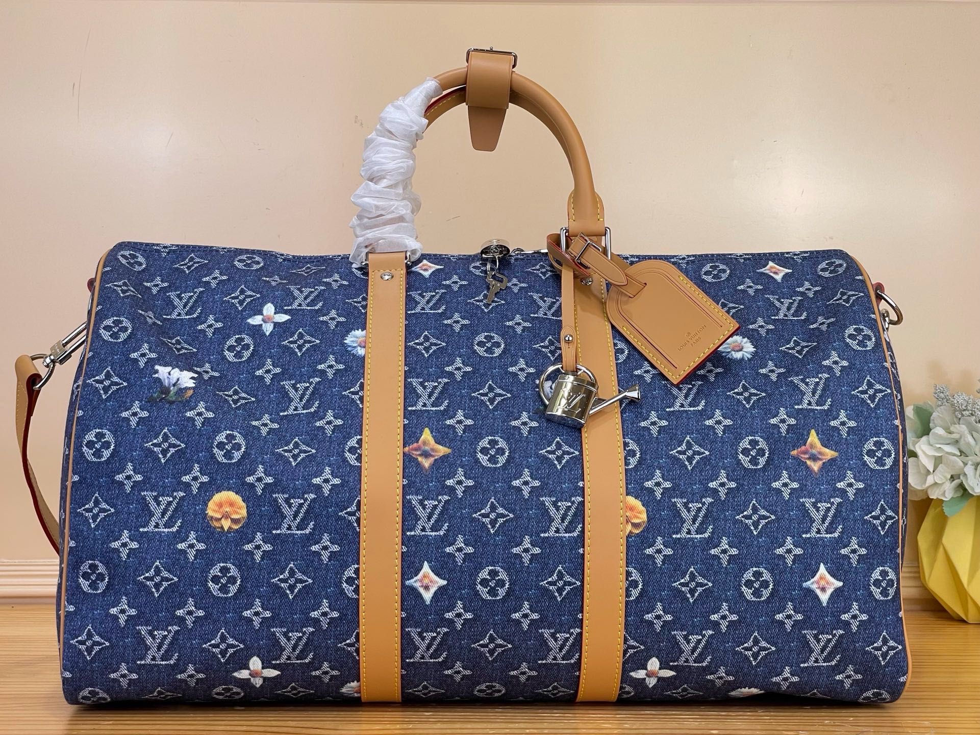 NO:812477,Top original KEEALL BANDOULIRE 50 travel bag] m27781 blue/denim (flower) This KEEALL BANDOULIRE 50 travel bag is made of denim with Monogram cc texture, showing Louis Vuitton's new style. The denim fabric is processed with craftsmanship and durable; the washing process creates a unique appearance and is decorated with exquisite floral embroidery. The new metal watering bottle shape decoration adds fashionable details to the travel bag. Size 50 x  29 x 23 cm 6517075 (length x height x width),,louis vuitton19860909顶级原单KEEALL BANDOULIRE 50 旅行袋】 m27781 蓝色/牛仔（花卉） 本款 KEEALL BANDOULIRE 50 旅行袋以丹宁布呈现 Monogram cc织纹,展现路易威登焕新风尚.丹宁布经工艺处理,经久耐用；水洗工序打造别致外观,添饰精致花卉刺绣.新款金属浇水壶造型装饰,为旅行袋增添时尚细节亮点. 尺寸50 x 29 x 23 厘米 6517075 (长度 x 高 x 宽),,louis vuitton,Bag