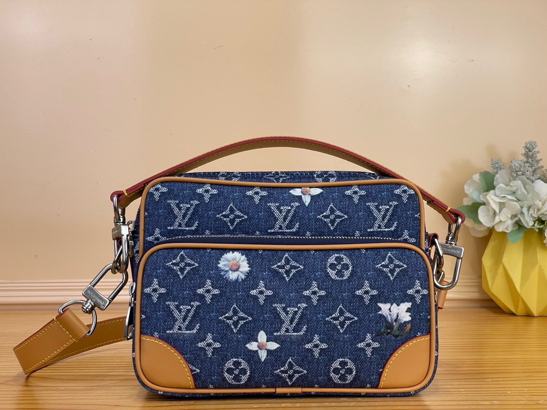NO:812492,Top original item [NIL Handbag] m27553 Blue/Denim (Floral) This season, the Nil crossbody bag is made of Monogram cc denim embellished with complex floral embroidery, subtly blending rough texture with delicate design. The retro silhouette includes a main compartment, an inner patch pocket and a front zipper pocket, and the detachable leather handle and shoulder strap provide multiple carrying options. Size 25 x 17.5 x 11 cm 6016870  (length x height x width), satchels, crossbody bags19860909顶级原单【NIL 手袋】 m27553 蓝色/牛仔（花卉） 本季,Nil 斜挎包为 Monogram cc丹宁布点缀繁复花卉刺绣,将粗犷质感与细腻设计巧妙融合.复古廓形囊括主隔层、内贴袋和正面拉链口袋,可拆卸皮革手柄和肩带提供多重背携选择. 尺寸25 x 17.5 x 11 厘米 6016870 (长度 x 高 x 宽),,satchels,crossbody bags,Bag