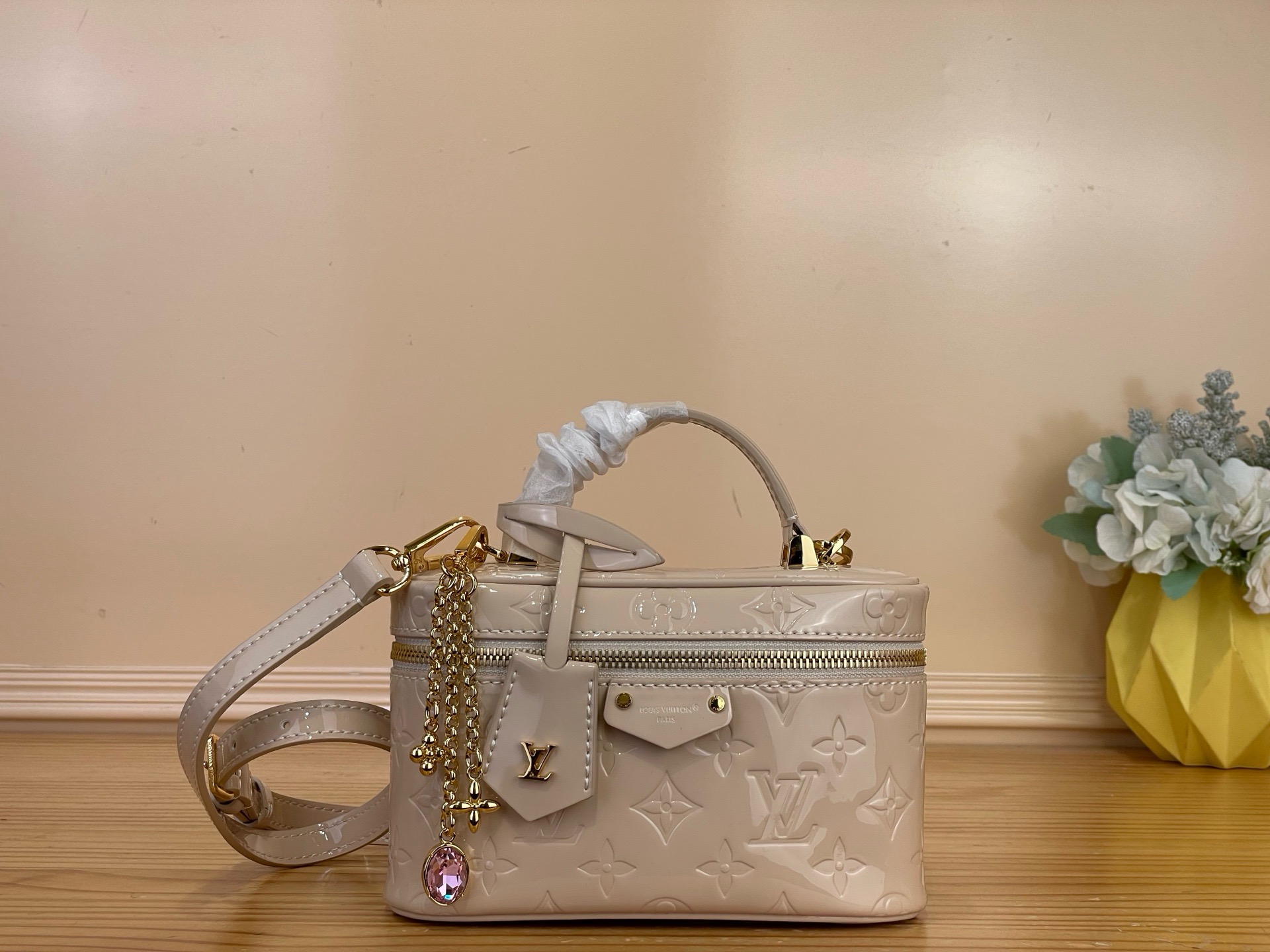 NO:812507,Top original order [Vanity Chain ouch handbag] M27169 apricot/patent leather m28334 purple gold/patent leather Vanity Chain ouch bl handbag draws inspiration from the classic cosmetic case and interprets the spirit of travel with Monogram canvas. The top handle and detachable woven chain are integrated into leather elements, contrasting with the simple lines of the bag body. The LV inscribed padlock and leather key bag continue the iconic details. Size 19 x11.5x6.5 cm  7018085 (length x height x width),,louis vuitton19860909顶级原单【Vanity Chain ouch 手袋】M27169 杏色/漆皮 m28334 紫金色/漆皮 Vanity Chain ouch bl手袋向经典化妆箱汲取灵感,以Monogram 帆布诠释旅行精神.顶部手柄和可拆卸编织链条融入皮革元素,与包身的简明线条相互映衬.LV 铭纹挂锁和皮革钥匙包延续标志性细节.  尺寸19 x11.5x6.5厘米 7018085 (长度x高x宽),,louis vuitton,Bag