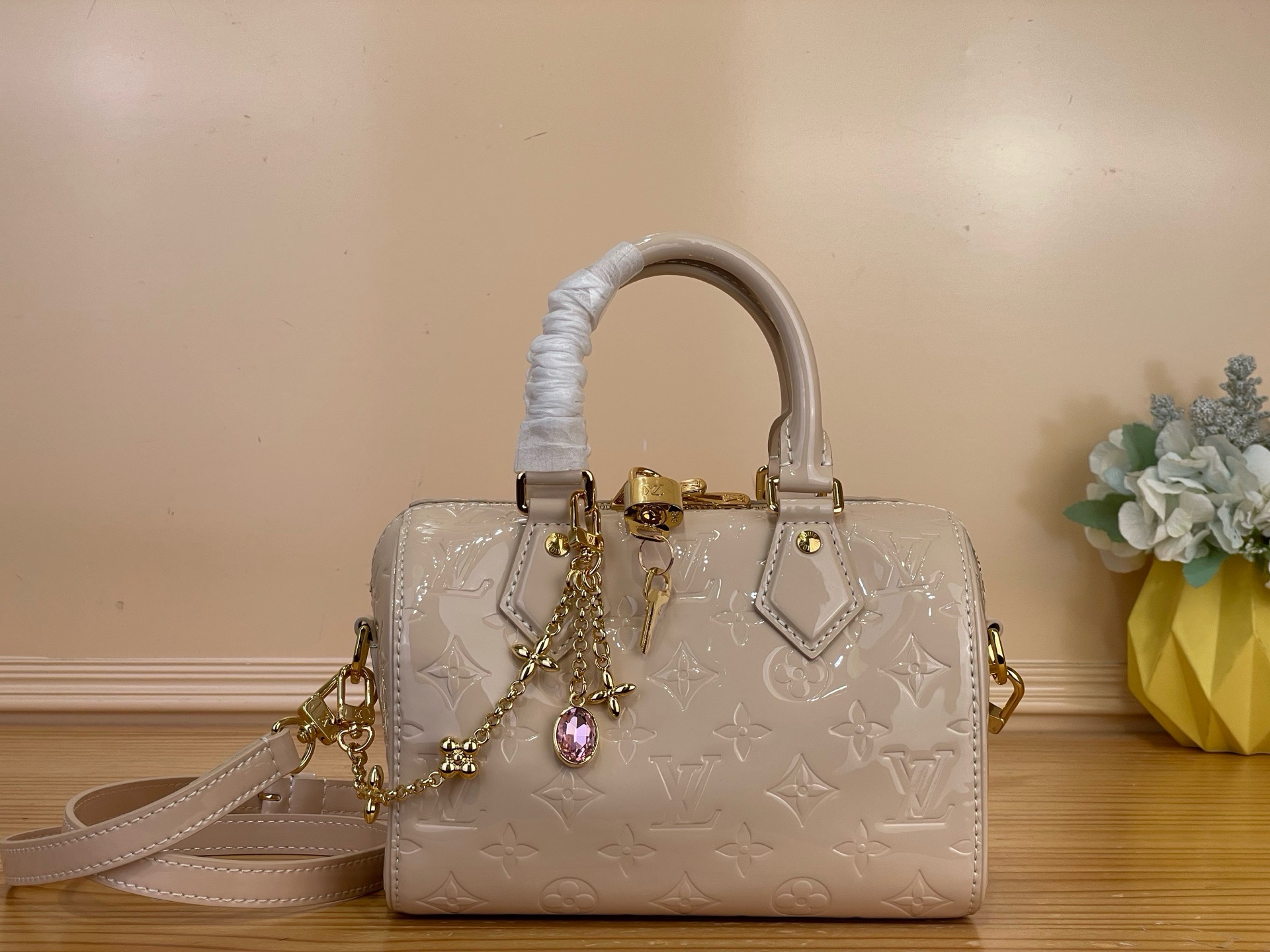 NO:812484,Top original item [Seedy Bandoulière 20 handbag] m27170 apricot/patent leather. This glazed iconic Seedy Bandouli ere20 collection belongs to the LV Mirage bl series and presents an elegant desert sand color. It is made of iconic Monogram Emreinte leather and is embellished with a gold-toned padlock and the iconic logo inlaid on the decorative chain.  The LV flower patterns complement each other. The size is designed appropriately, enough to accommodate the essentials. It can be worn cross-body, on one shoulder, or carried by hand. Size 20.5x13.5x12 cm. 8219085 (length x height x width),, louis vuitton19860909顶级原单【Seedy Bandoulière 20手袋】m27170 杏色/漆皮 这款经过上光处理的标志性SeedyBandouli ere20典藏版属于LV Mirage bl系列,呈现出优雅的沙漠沙色系.它采用标志性的MonogramEmreinte皮革制成,并点缀有一枚金色色调的挂锁,与装饰链上镶嵌的标志性 LV花朵图案相映成趣.尺寸设计得当,足以容纳必需品,既可斜挎,单肩佩戴,也可手提携带. 尺寸20.5x13.5x12厘米.8219085 (长x高x宽),,louis vuitton,Bag