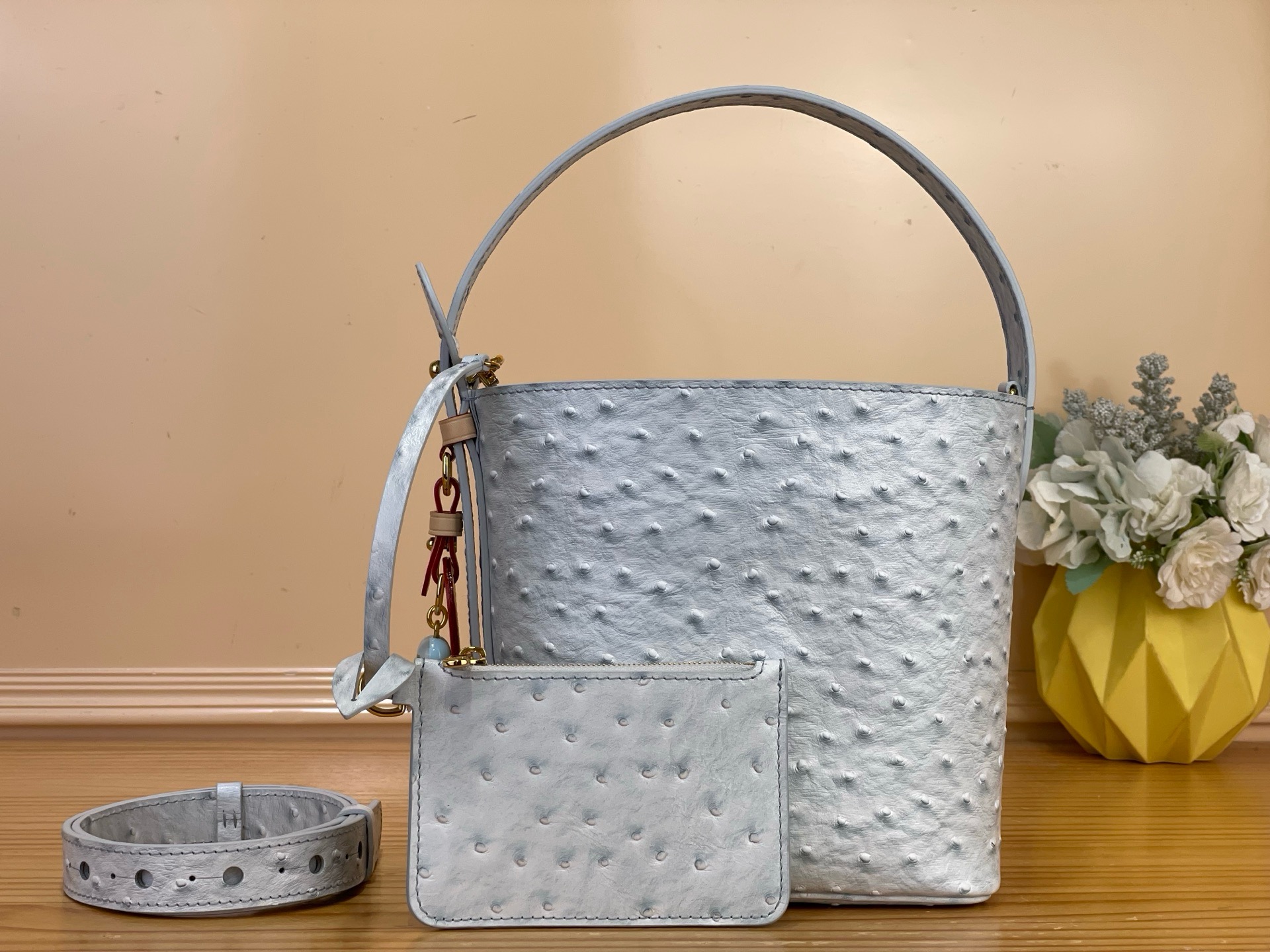 NO:812504,In Stock [All ln BB Bucket Bag] M12925 Blue/Ostrich Print This versatile version is redesigned in Damier Azur sj canvas to complement day-to-night looks. The elegant design is trimmed in contrasting leather and features multiple Louis Vuitton signatures, from a gold padlock to a removable name tag. It can be worn in multiple ways and has a removable zipper bag inside Dimensions  16x18x12 cm6517075,,louis vuitton19860909现货【All ln BB 水桶手袋】M12925 蓝色/鸵鸟纹 本款多功能版以Damier Azur sj帆布重新设计,与白天到晚上的造型相得益彰.优雅的设计采用对比鲜明的皮革装饰,并带有多个路易威登签名,从金色挂锁到可拆卸名牌.它可以多种佩戴方式,内部有一个可拆卸的拉链袋 尺寸 16x18x12厘米6517075,,louis vuitton,Bag
