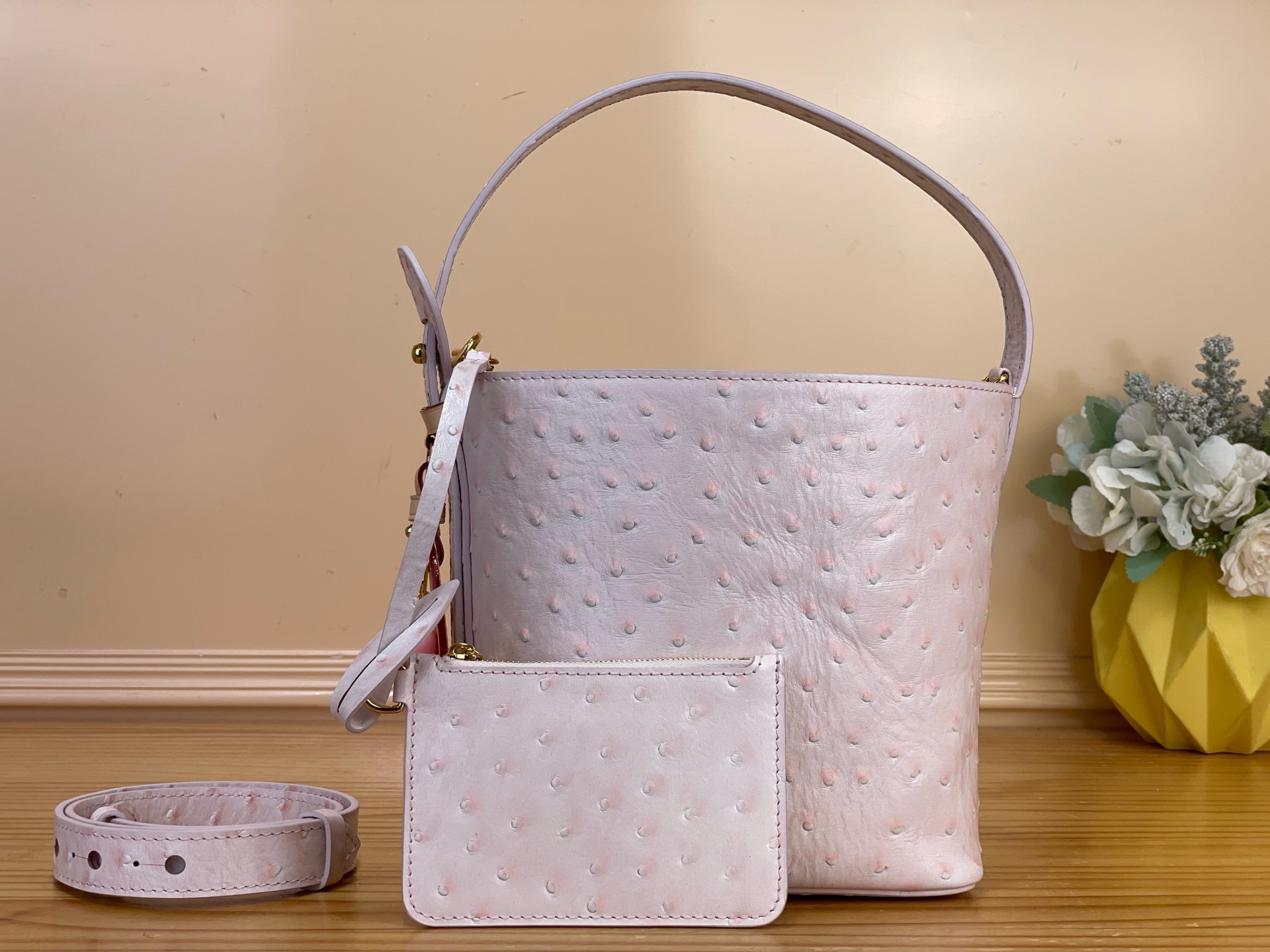 NO:812509,Top Original [All ln BB Bucket Bag] M12925 Pink/Ostrich Print This versatile version is redesigned in Damier Azur sj canvas to complement day-to-night looks. The elegant design is trimmed in contrasting leather and features multiple Louis Vuitton signatures, from a gold padlock to a removable name tag. It can be worn in multiple ways and has a removable zipper bag inside Dimensions  16x18x12 cm6517075,,louis vuitton19860909顶级原单【All ln BB 水桶手袋】M12925 粉色/鸵鸟纹 本款多功能版以Damier Azur sj帆布重新设计,与白天到晚上的造型相得益彰.优雅的设计采用对比鲜明的皮革装饰,并带有多个路易威登签名,从金色挂锁到可拆卸名牌.它可以多种佩戴方式,内部有一个可拆卸的拉链袋 尺寸 16x18x12厘米6517075,,louis vuitton,Bag