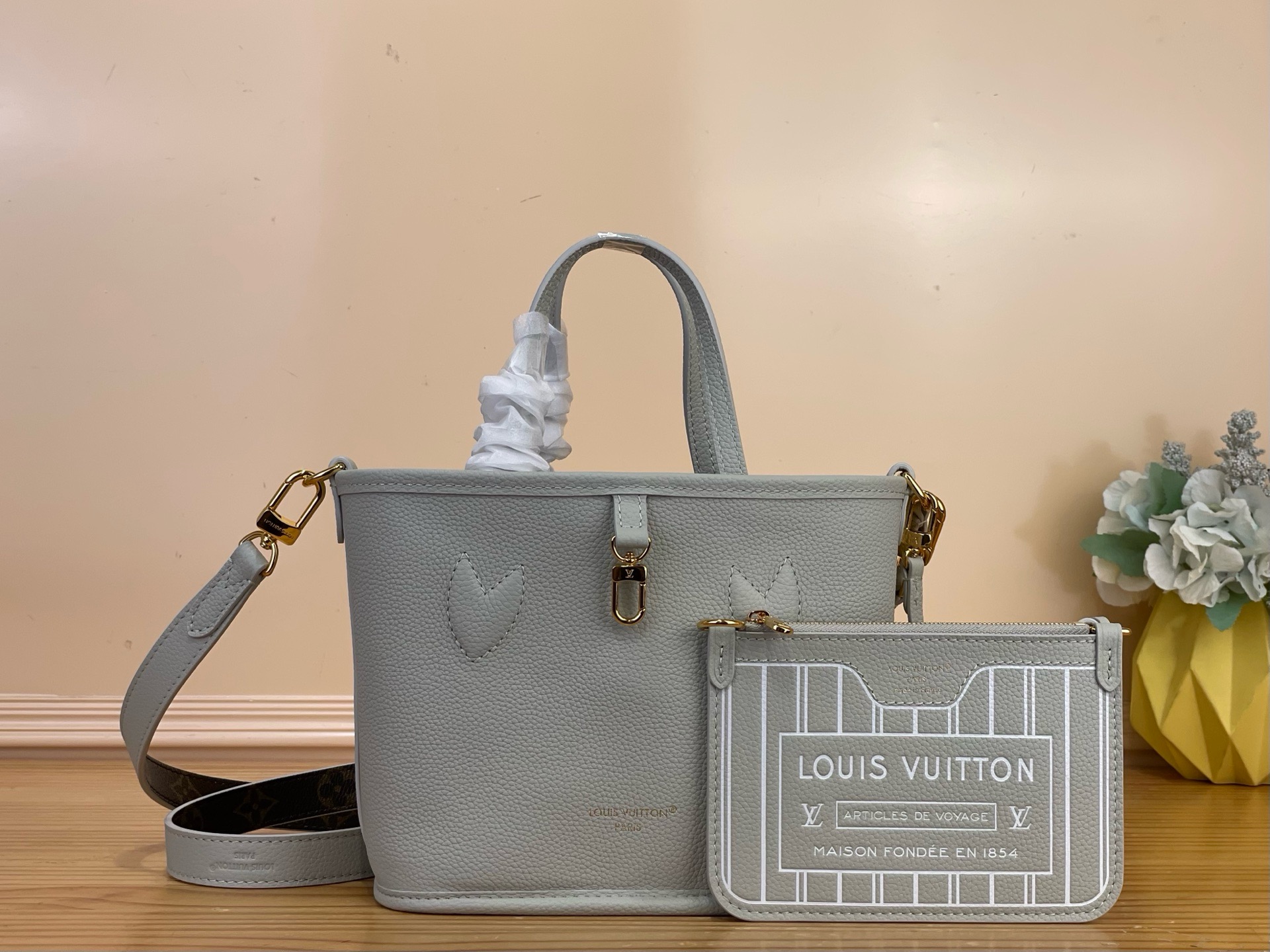 NO:812524,Top original order [Neverfull Inside Out BB Handbag] M28236 Presbyopia/Grey Green This Neverfull Inside Out BB lt handbag is made of the brand's iconic Monogram canvas with distinctive leather trim, which is full of the Lunar New Year atmosphere. The detachable zipper storage bag is rich in details, and the unique LV padlock and nameplate pay tribute to the traditional Chinese festival. Size 16.5 x 11 x 26.5 cm  6017075,,louis vuitton19860909顶级原单【Neverfull Inside Out BB 手袋】M28236 老花/灰绿色 本款 Neverfull Inside Out BB lt手袋为品牌标志性 Monogram 帆布搭配鲜明皮革饰边,洋溢农历新春气息.可拆卸拉链收纳袋丰富细节,别致 LV 挂锁和名牌致敬中国传统佳节. 尺寸16.5 x 11 x 26.5 厘米 6017075,,louis vuitton,Bag