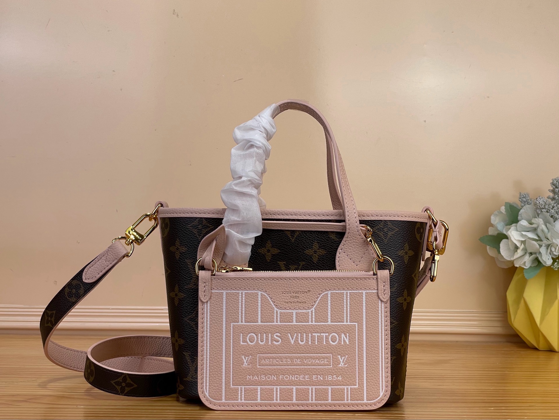 NO:812529,Top original order [NEVERFULL INSIDE OUT BB handbag] m25657 Presbyopia/Apricot pink This Neverfull Inside Out BB lt handbag highlights the new season style with its double-sided design, and uses elegant leather and Monogram canvas to achieve two styles. The detachable zipper bag can be used alone or hung outside. The dazzling metal parts add exquisite details. Dimensions 26.5 x 16.5 x 11 cm  6017075 (length x height x width),19860909顶级原单【NEVERFULL INSIDE OUT BB 手袋】 m25657 老花/杏粉色 本款 Neverfull Inside Out BB lt手袋借双面设计彰显新季风尚,并以素雅皮革和 Monogram 帆布成就两式风尚.可拆卸拉链袋既可单独使用,亦可悬挂于外部.耀目金属件点睛考究细节. 尺寸26.5 x 16.5 x 11 厘米 6017075 (长度 x 高 x 宽),,Bag