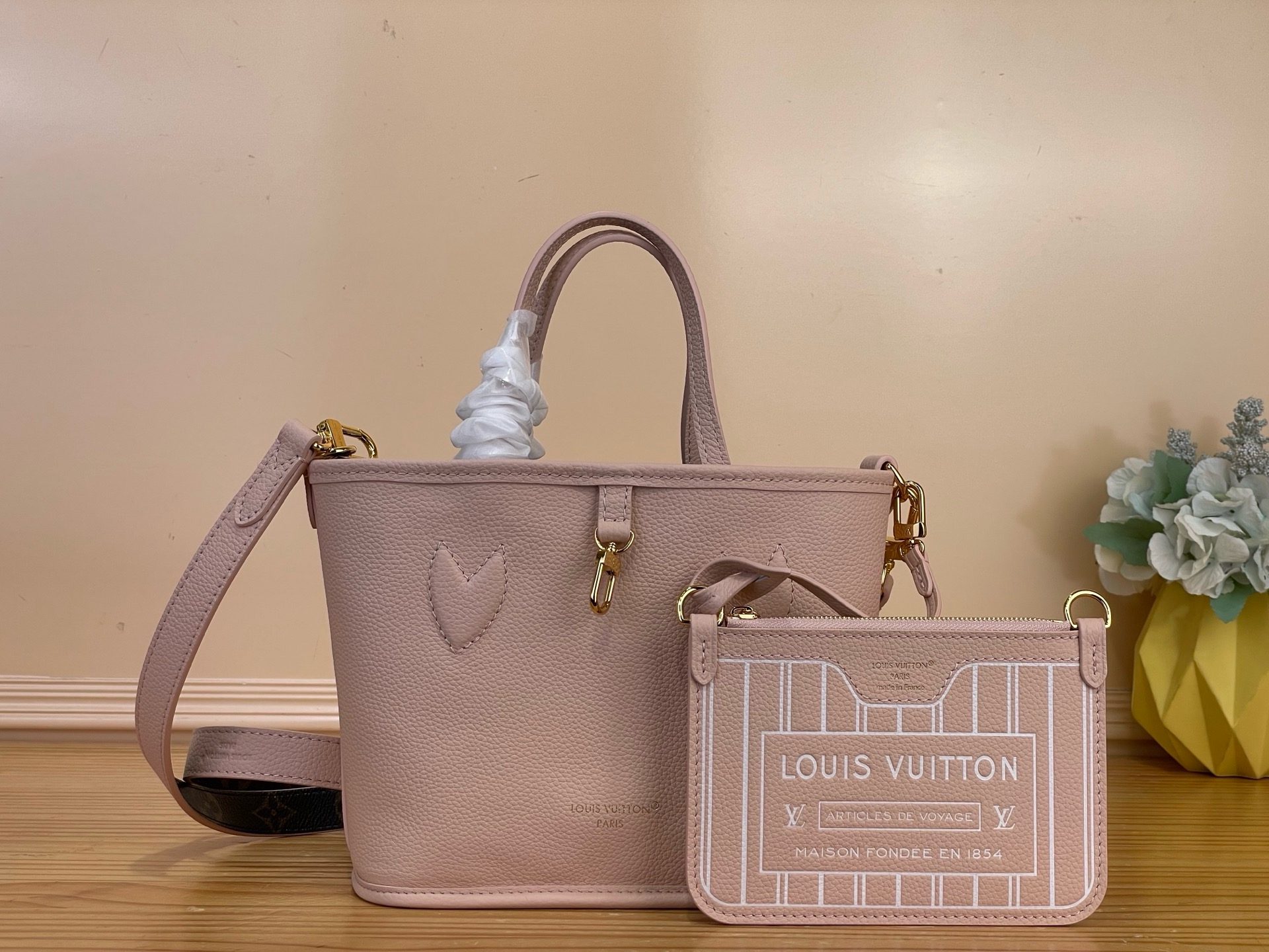 NO:812534,Top original order [NEVERFULL INSIDE OUT BB Handbag] m25657 Presbyopia/Apricot Pink This Neverfull Inside Out BB handbag highlights the new season fashion with its double-sided design, and is made of elegant leather and Monogram lt canvas to achieve two styles. The detachable zipper bag can be used alone or hung outside. The dazzling metal parts add exquisite details. Dimensions 26.5 x 16.5 x 11 cm  6017075 (length x height x width),19860909顶级原单【NEVERFULL INSIDE OUT BB 手袋】 m25657 老花/杏粉色 本款 Neverfull Inside Out BB 手袋借双面设计彰显新季风尚,并以素雅皮革和 Monogram lt帆布成就两式风尚.可拆卸拉链袋既可单独使用,亦可悬挂于外部.耀目金属件点睛考究细节. 尺寸26.5 x 16.5 x 11 厘米 6017075 (长度 x 高 x 宽),,Bag