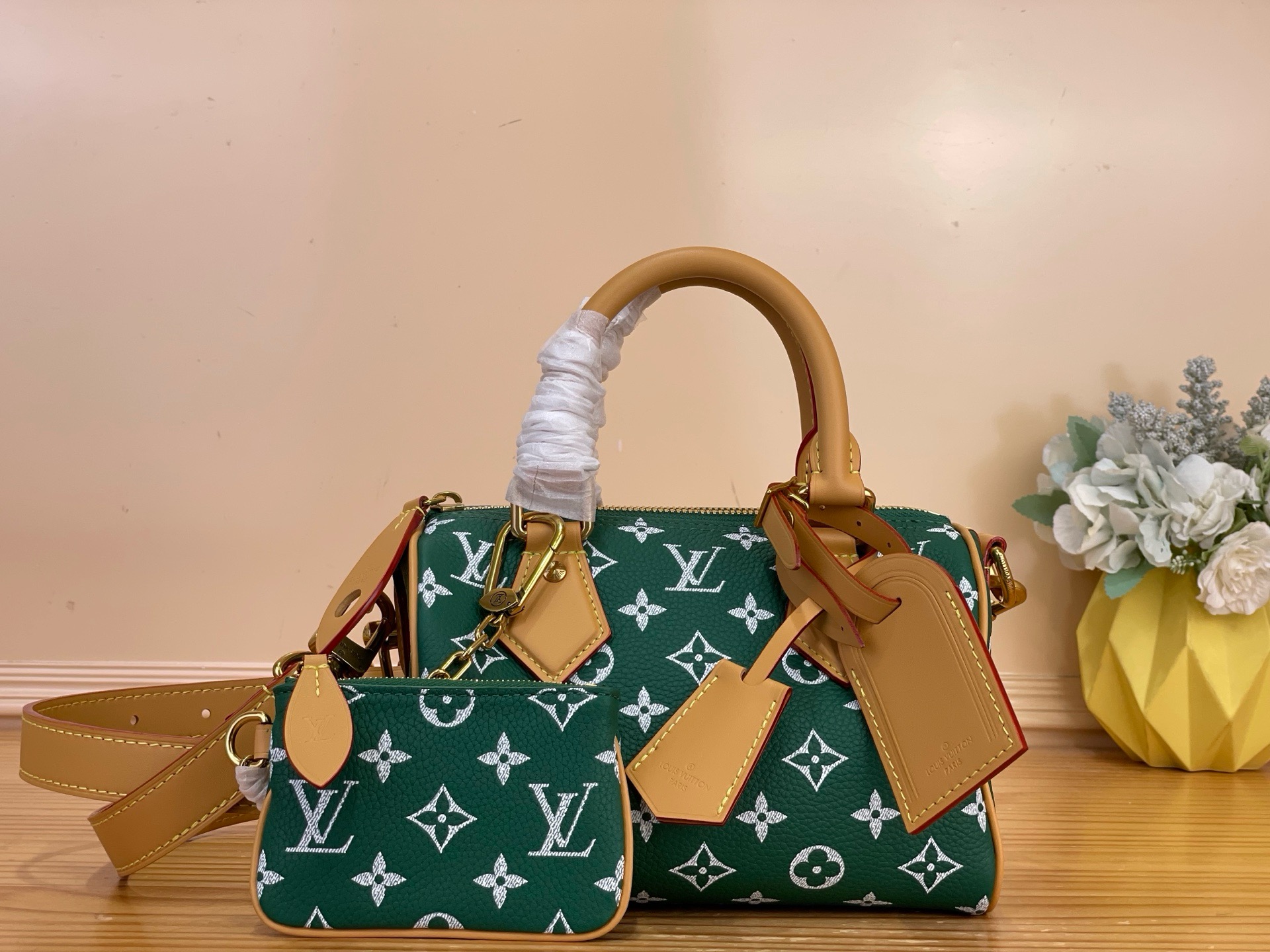 NO:812465,Top original order [SEEDY 9 BANDOULIRE 20 handbag] m28186 yellow m28185 blue green Men's creative director harrell Williams' ingenious attention to detail is vividly displayed on this Seedy 9 Bandoulière 20 handbag. Soft cow leather sets off the Monogram pattern, the iconic 9  The nameplate is embellished with sheepskin lining, highlighting the collector's taste. The compact structure is simple and practical, and can accommodate a smartphone, a small wallet and sunglasses. Dimensions: 22 x 14 x 17.5 cm (length x height x width),,cowhide,sheepskin19860909顶级原单【SEEDY 9 BANDOULIRE 20 手袋】 m28186 黄色 m28185 蓝色 绿色 男装创意总监 harrell Williams 对细节的匠心雕琢,于此款 Seedy 9 Bandoulière 20 手袋上淋漓呈现.柔软牛皮革烘托 Monogram 图案,标志性 9 铭牌点缀羊皮革内衬,彰显收藏品位.紧凑构型简约实用,可容纳智能手机、小号钱夹和太阳眼镜. 尺寸22 x 14 x 17.5 厘米 (长度 x 高 x 宽),,cowhide,sheepskin,Bag