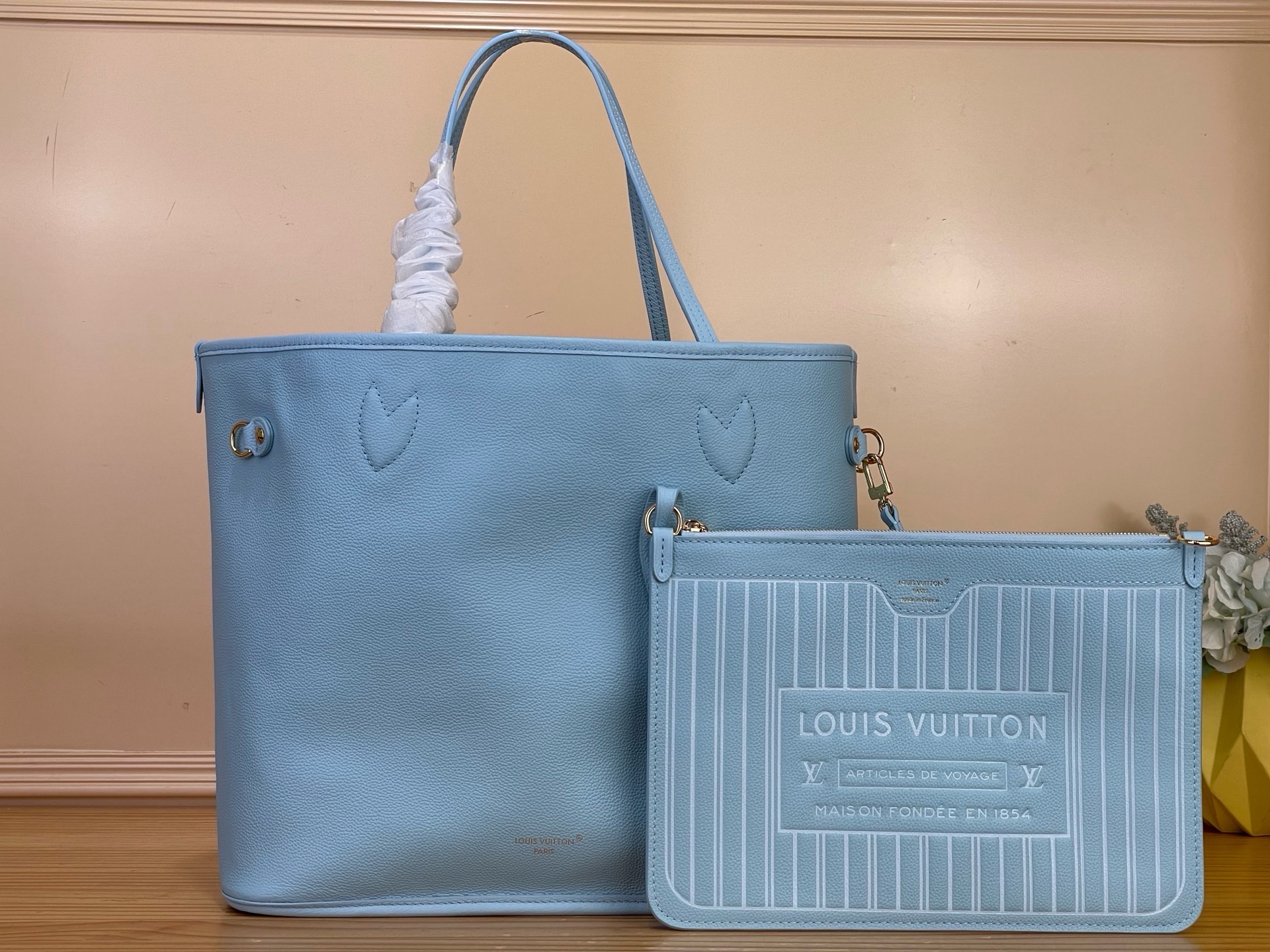 NO:812544,Top original order [NEVERFULL INSIDE OUT medium handbag] N40946 white check/blue Damier Azur logo is reinterpreted in soft and elegant colors, in line with the upcoming warm season. This Neverfull Inside Out lt medium handbag is equipped with a Louis Vuitton zipper bag and Yingze metal parts; the side straps and hook buckles can flexibly adjust the silhouette. The spacious capacity can easily store daily items such as laptops. Size 47 x 28 x  14 cm 8219095 (length x height x width),,louis vuitton19860909顶级原单【NEVERFULL INSIDE OUT 中号手袋】 N40946 白格/蓝色 Damier Azur 标识以柔雅色彩新释,契合即将到来的温煦季节.本款 Neverfull Inside Out lt中号手袋搭载路易威登拉链袋与莹泽金属件；侧面饰带与钩扣可灵活调节廓形.宽敞容量可轻松收纳笔记本电脑等日常物件. 尺寸47 x 28 x 14 厘米 8219095 (长度 x 高 x 宽),,louis vuitton,Bag