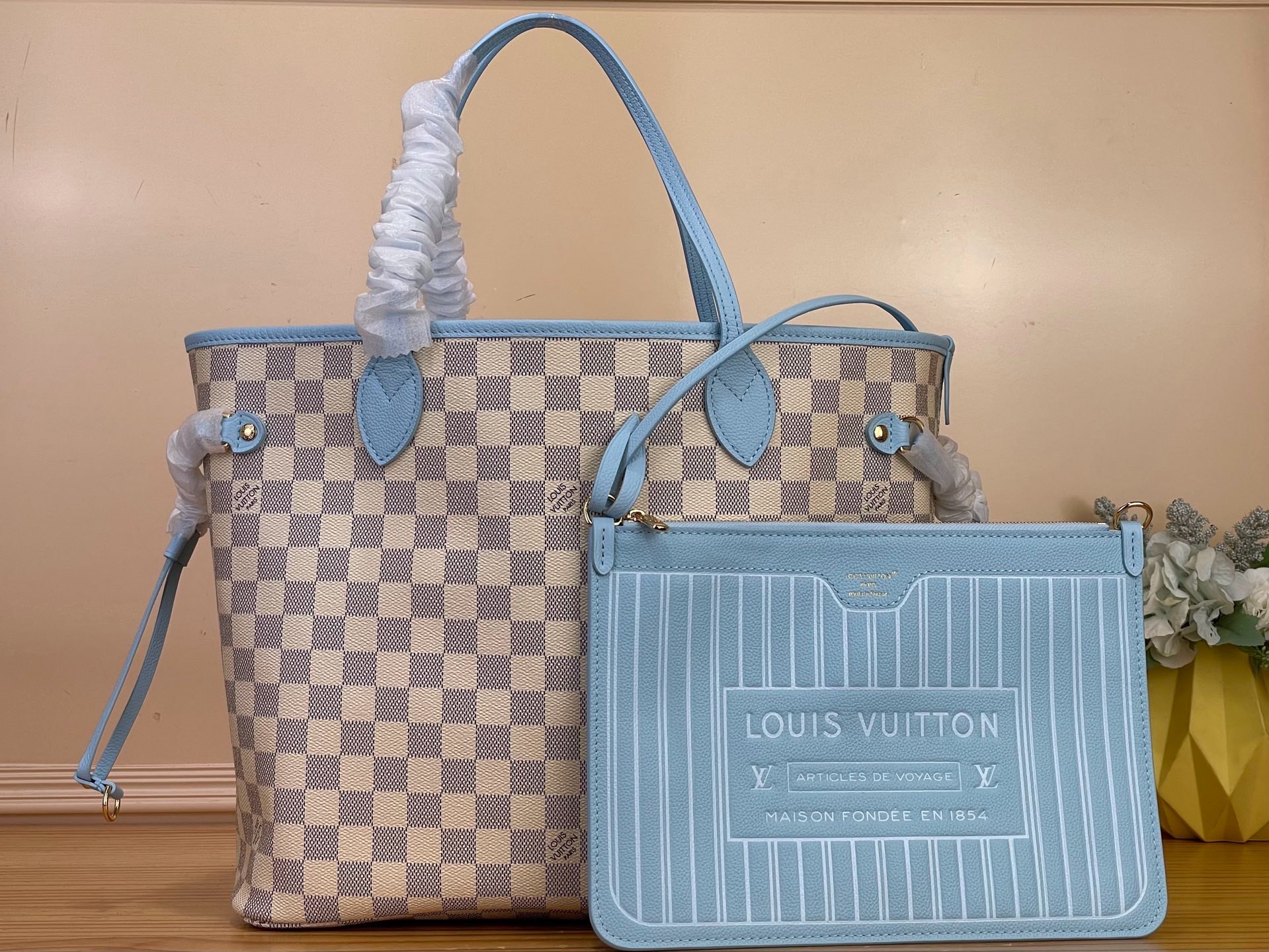 NO:812548,Top original order [NEVERFULL INSIDE OUT medium handbag] N40946 white check/blue Damier Azur logo is reinterpreted in soft and elegant colors, in line with the upcoming warm season. This Neverfull Inside Out lt medium handbag is equipped with a Louis Vuitton zipper bag and Yingze metal parts; the side straps and hook buckles can flexibly adjust the silhouette. The spacious capacity can easily store daily items such as laptops. Size 47 x 28 x  14 cm 8219085 (length x height x width),,louis vuitton19860909顶级原单【NEVERFULL INSIDE OUT 中号手袋】 N40946 白格/蓝色 Damier Azur 标识以柔雅色彩新释,契合即将到来的温煦季节.本款 Neverfull Inside Out lt中号手袋搭载路易威登拉链袋与莹泽金属件；侧面饰带与钩扣可灵活调节廓形.宽敞容量可轻松收纳笔记本电脑等日常物件. 尺寸47 x 28 x 14 厘米 8219085 (长度 x 高 x 宽),,louis vuitton,Bag