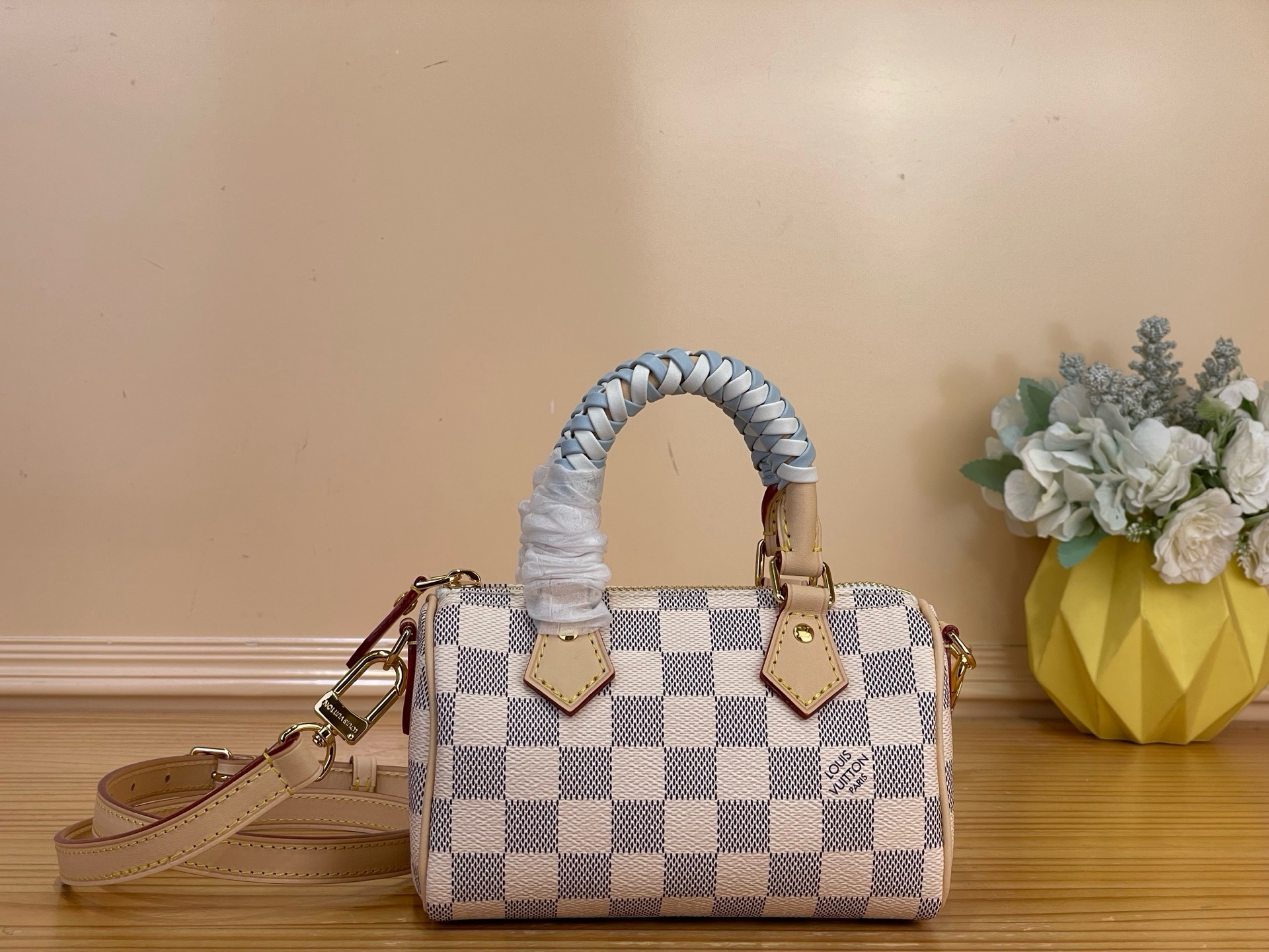 NO:812530,Top original order [NANO SEEDY handbag] N40918 white plaid/blue (woven) This Nano Seedy handbag is made of canvas, with the Damier Azur lt pattern to highlight the modern style. Dazzling metal parts and contrasting leather trims upgrade the elegant style, the woven handle and detachable shoulder strap allow for multiple carrying methods, and the compact structure can accommodate daily needs such as a small wallet. Dimensions 16 x 10 x 7.5  cm.4615054 (length x height x width),19860909顶级原单【NANO SEEDY 手袋】N40918 白格/蓝色（编织） 本款 Nano Seedy 手袋取材帆布,以 Damier Azur lt图案彰显摩登风尚.耀目金属件和撞色皮革饰边升级优雅格调,编织手柄和可拆卸肩带实现多种背携方式,精巧构型可容纳小号钱夹等日常所需. 尺寸16 x 10 x 7.5 厘米.4615054 (长度 x 高 x 宽),,Bag