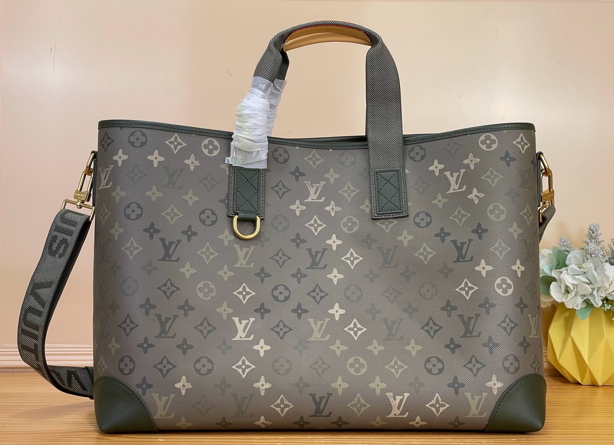 NO:851038,Top original order [UTOWN TOTE handbag] m29269 military green/silk screen Utown Tote handbag redefines functionalism style. Monogram Surlus coated canvas is designed to attract the attention of modern people, giving the Monogram hx pattern a mysterious and alienated camouflage mood, calm and adventurous. The oversized silhouette brings ample capacity, and the top handle and shoulder strap provide multiple carrying methods. Size 55 x 35 x 19  cm.7518085 (length x height x width),19860909顶级原单【UTOWN TOTE 手袋】 m29269 军绿色/丝印 Utown Tote 手袋重新定义功能主义风尚.Monogram Surlus 涂层帆布旨在吸引摩登人士目光,为 Monogram hx 图案赋予神秘疏离的迷彩意境,沉稳之中不失冒险气息.超大廓形带来充裕容量,顶部手柄和肩带提供多种背携方式. 尺寸55 x 35 x 19 厘米.7518085 (长度 x 高 x 宽),,Bag
