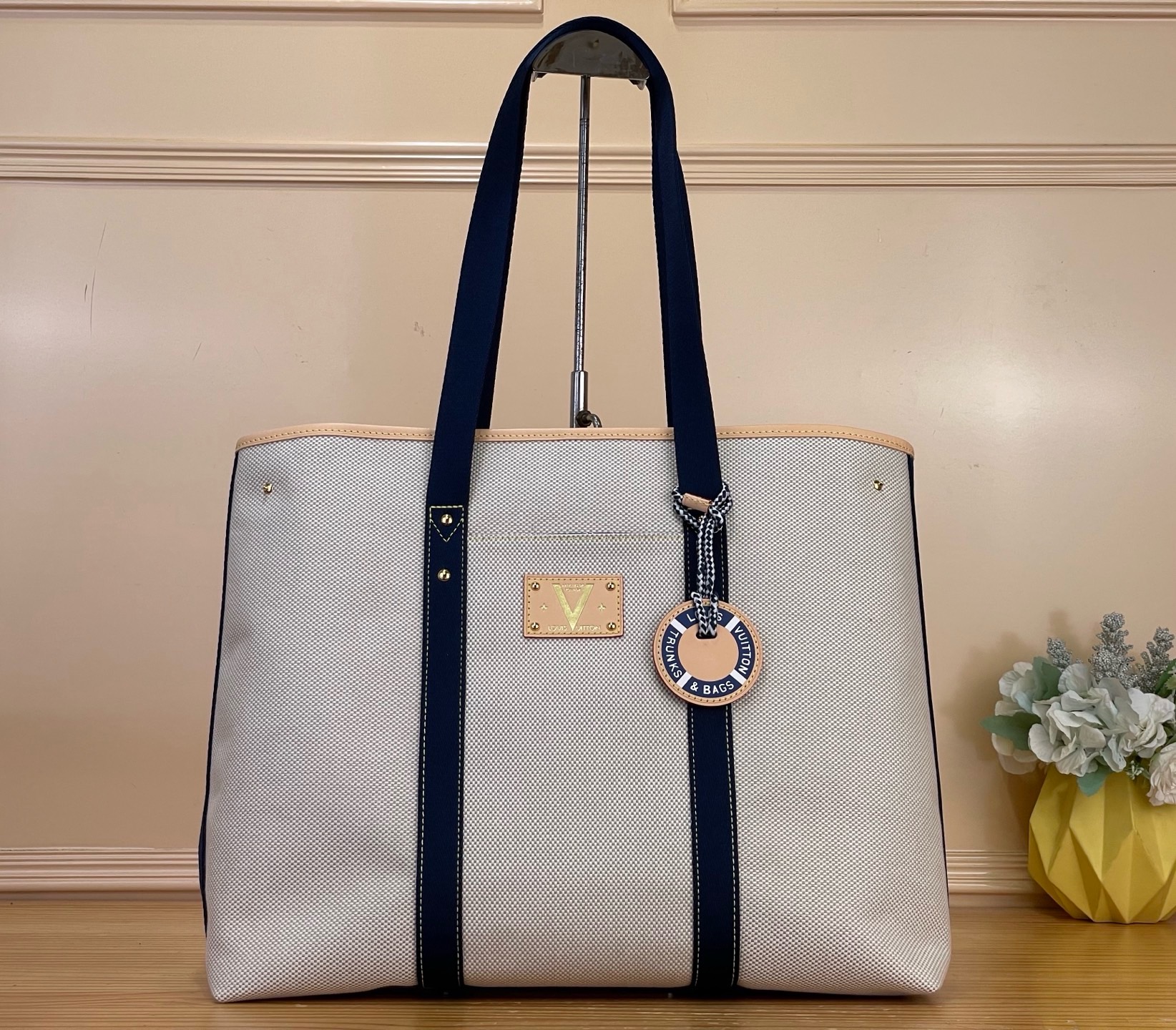 NO:851696,Top original order [Escale Toe handbag] M28503 apricot cotton/(summer 2026)  Made of cotton, the outer pocket and zippered inner bag create a compact space, which can store your belongings and wet swimwear respectively. hl can customize the lifebuoy-shaped name tag to add a nautical style, making it a favorite choice for weekend trips or seaside vacations. This series of exquisite products comes with exclusive packaging, imbued with the charming style of the Côte d'Azur, and comes with limited charms and the brand's iconic beach hut handbag to enjoy the leisurely atmosphere of summer - limited edition, subject to availability. Size 3 x 36 x  45cm 5616075,19860909顶级原单【Escale Toe 手袋】M28503 杏色棉布/（2026 夏天） 取材棉布,以外袋和拉链内袋构筑精巧空间,可分别收纳随行物品和潮湿泳装.hl可定制救生圈造型姓名牌再添航海风格,成就周末出行或海边度假的倾心之选.本系列臻作搭配专属包装,浸染蔚蓝海岸的迷人风情,随附限定挂饰与品牌标志性海滩小屋手袋,尽揽盛夏悠然意趣——限量呈献,售完即止. 尺寸 3 x 36 x 45厘米 5616075,,Bag