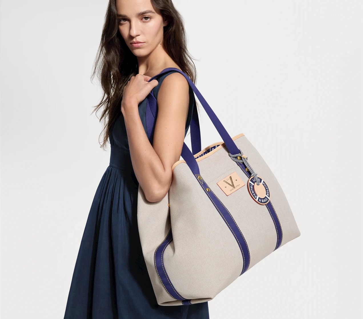 NO:851707,[Escale Toe Handbag] M28503 Apricot Cotton/(Summer 2026) Model Picture,19860909【 Escale Toe 手袋】M28503 杏色棉布/（2026 夏天）模特图,,Bag