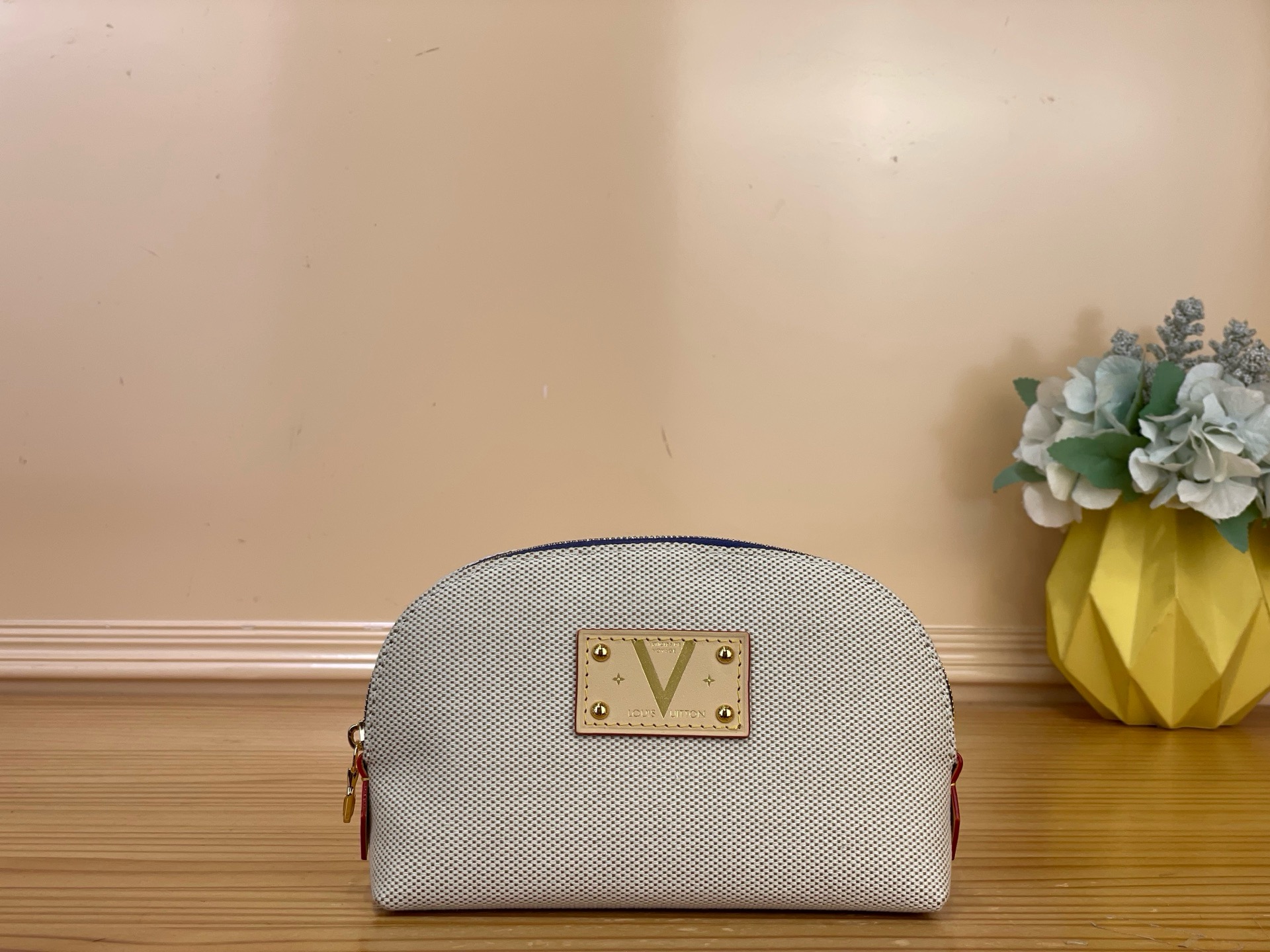 NO:851718,Top original order [ochette Cosmétique small cosmetic bag] M29529 apricot cotton/red lining M28652 apricot cotton/blue lining (2026 summer) combines cotton and colorful cow leather trim, embellished with metal rivets and eye-catching V letter leather patches, paying tribute to the brand 'Volez, Voguez,  Voyagez (Fly, sail, travel)' classic motto. ms printed fabric lining and patch pockets create a compact interior space. This collection is equipped with exclusive packaging, imbued with the charming style of the Côte d'Azur. It comes with limited charms and the brand's iconic beach hut handbag to enjoy the leisurely mood of summer - limited edition, subject to availability. Dimensions: 19 x 12 x 6 cm 2413033,, cosmetic bags & cases, cowhide19860909顶级原单【ochette Cosmétique 小号化妆包】M29529 杏色棉布/红色内里 M28652 杏色棉布/蓝色内里（2026 夏天） 结合棉布和缤纷牛皮革饰边,以金属铆钉和瞩目 V 字点缀皮革贴饰,致敬品牌“Volez, Voguez, Voyagez（飞行、航行、旅行）”的经典格言.ms印花织物内衬和贴袋共筑精巧内部空间.本系列臻作搭配专属包装,浸染蔚蓝海岸的迷人风情,随附限定挂饰与品牌标志性海滩小屋手袋,尽揽盛夏悠然意趣——限量呈献,售完即止. 尺寸: 19 x 12 x 6厘米 2413033,,cosmetic bags & cases,cowhide,Bag