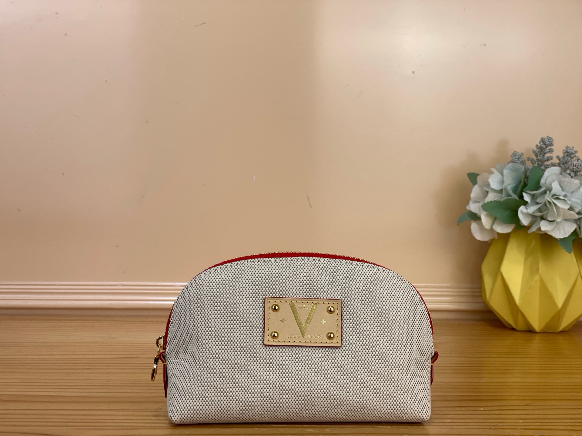 NO:851729,Top original order [ochette Cosmétique small cosmetic bag] M29529 apricot cotton/red lining M28652 apricot cotton/blue lining (2026 summer) Combining cotton and colorful cowhide leather trim, ms embellished the leather patch with metal rivets and eye-catching V characters, paying tribute to the brand 'Volez, Voguez,  Voyagez (Fly, sail, travel)' classic motto. Printed fabric lining and patch pockets create a delicate interior space. This collection is equipped with exclusive packaging, imbued with the charming style of the Côte d'Azur. It comes with limited charms and the brand's iconic beach hut handbag to enjoy the leisurely mood of summer - limited edition, subject to availability. Dimensions 19 x 12 x 6 cm. 2413036,, cosmetic bags & cases, cowhide19860909顶级原单【ochette Cosmétique 小号化妆包】M29529 杏色棉布/红色内里 M28652 杏色棉布/蓝色内里（2026 夏天） 结合棉布和缤纷牛皮革饰边,ms以金属铆钉和瞩目 V 字点缀皮革贴饰,致敬品牌“Volez, Voguez, Voyagez（飞行、航行、旅行）”的经典格言.印花织物内衬和贴袋共筑精巧内部空间.本系列臻作搭配专属包装,浸染蔚蓝海岸的迷人风情,随附限定挂饰与品牌标志性海滩小屋手袋,尽揽盛夏悠然意趣——限量呈献,售完即止. 尺寸 19 x 12 x 6厘米.2413036,,cosmetic bags & cases,cowhide,Bag