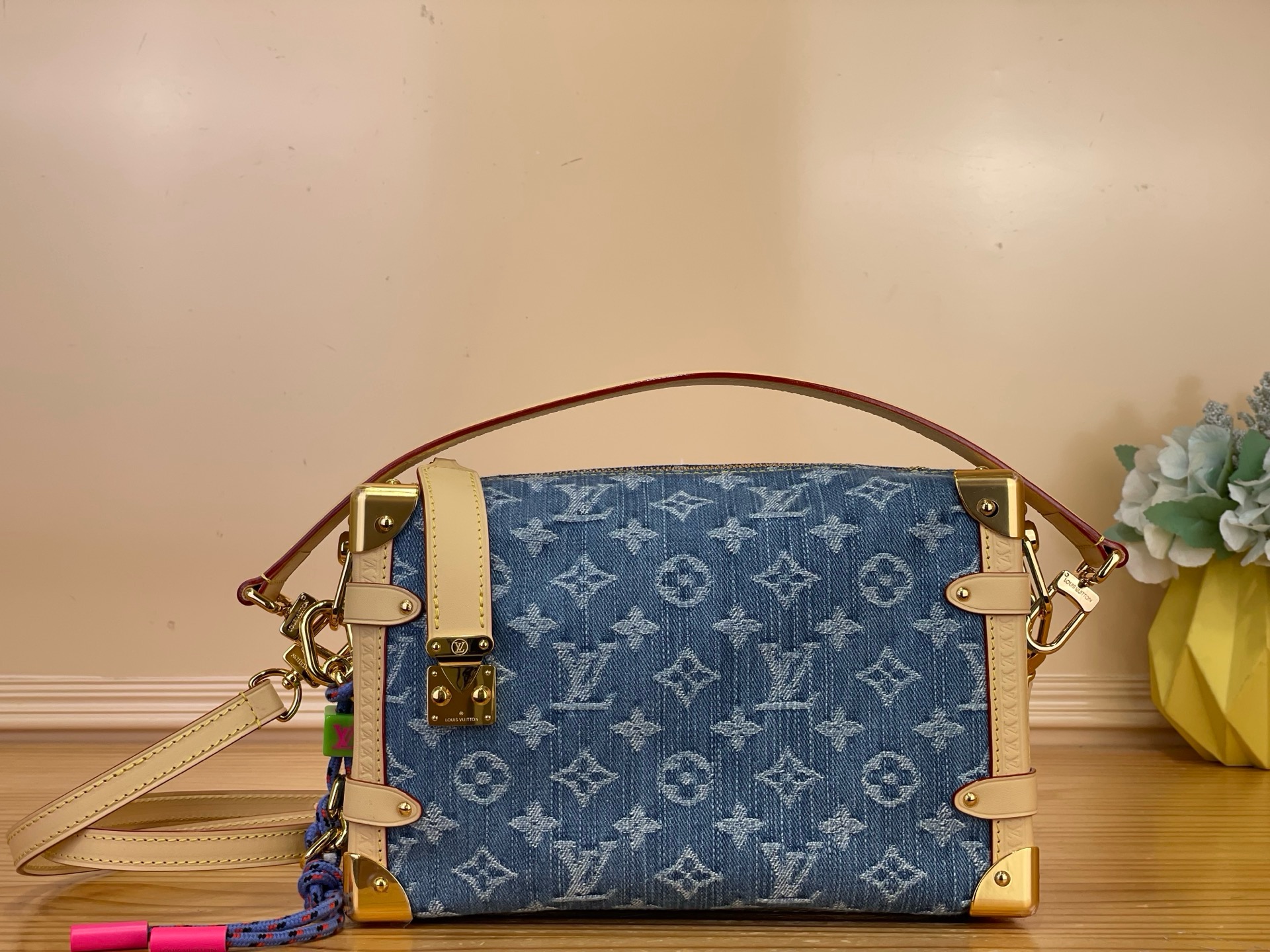 NO:851074,Top original order [Side Trunk Medium Handbag] M27450 Blue (denim denim) The original design is to pay tribute to Louis Vuitton's trunk-making tradition. This Denim Rendez-Vous xl version inherits the classic elements and adds a modern style. The body of the bag is covered with the brand's iconic Monogram pattern, supplemented by smooth leather trimming, embellished with removable colorful charms. The S-lock xh lock buckle is the most versatile design, and the internal space can store daily needs. Size  23.5 x 16 x 8.5 cm 6817065…,,louis vuitton19860909顶级原单【Side Trunk 中号手袋】M27450 蓝色（丹宁牛仔） 设计初衷意在致敬路易威登制箱传统.此 Denim Rendez-Vous xl版本承袭经典元素,添注现代格调.包身铺陈品牌标志性 Monogram 图案,辅以光滑皮革饰边,点缀可拆卸绚彩挂饰.S-lock xh锁扣点睛百搭设计,内部空间可收纳日常所需. 尺寸 23.5 x 16 x 8.5 厘米 6817065…,,louis vuitton,Bag