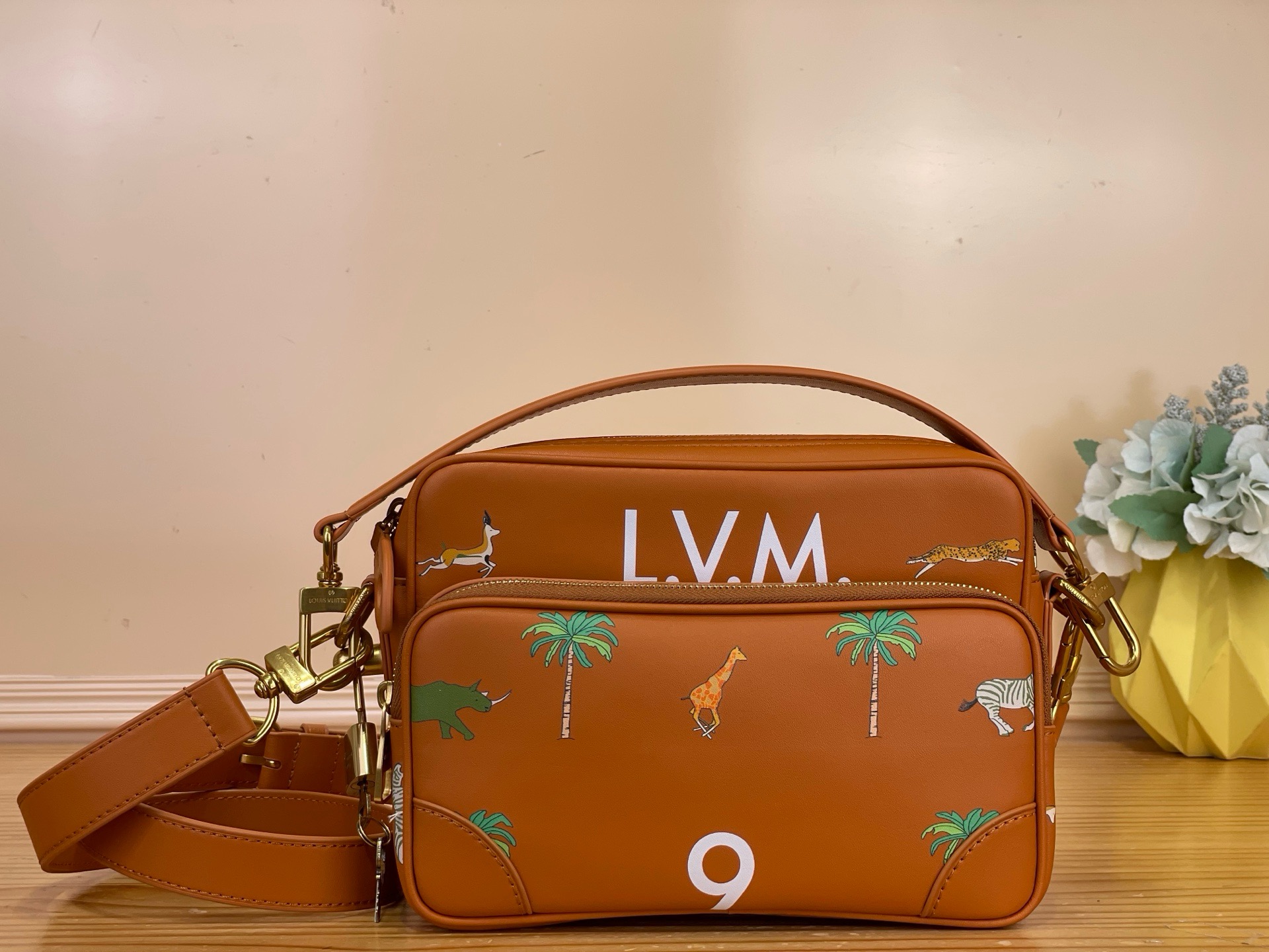 NO:851081,Top Original [Nil GM x The Darjeeling Limited] m27993 Brown/Palm Tree Part of the LV x The Darjeeling Limited hr theme that celebrates the iconic film and its Louis Vuitton bag, this Nil GM features wild animals running across the surface. It is made from naturally tanned calfskin with a sfumato patina that is reminiscent of a vintage finish. Two zippered compartments provide secure storage, while the dual carry option or cross-body carry adds versatility. Dimensions 28.5 x 20 x 11.5 cm 6217075 (width x height x sides),,louis vuitton,louis vuitton,cowhide19860909顶级原单【Nil GM x The Darjeeling Limited】 m27993 棕色/棕榈树 LV x The Darjeeling Limited hr主题的一部分,庆祝标志性电影及其路易威登包,這款Nil GM以野生动物在表面奔跑为特色.它由自然鞣制的小牛皮制成,带有让人联想到复古饰面的sfumato铜绿.两个拉链隔间提供安全的存储,而双手提选项或斜挎,增加了多功能性. 尺寸28.5 x 20 x 11.5厘米 6217075（宽x高x边）,,louis vuitton,louis vuitton,cowhide,Bag