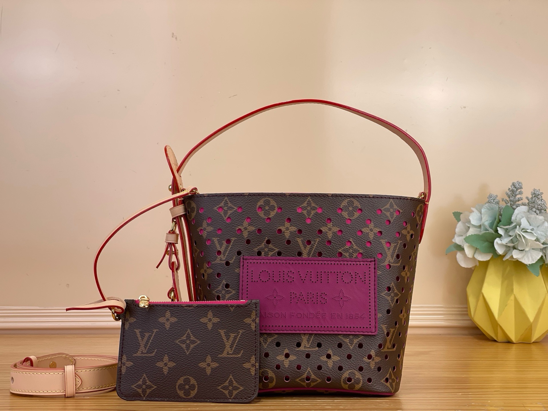NO:851973,Top Original [All ln BB Bucket Bag] M29075 Presbyopia/Rose Red (Skeleton) This versatile version is redesigned in Damier Azur Lt canvas to complement day-to-night looks. The elegant design is trimmed in contrasting leather, xh and features multiple Louis Vuitton signatures, from gold padlocks to removable name tags. It can be worn in multiple ways, with a removable zipper bag inside Dimensions  16x18x12cm5417965,,louis vuitton19860909顶级原单【All ln BB 水桶手袋】M29075 老花/玫红色（镂空） 本款多功能版以Damier Azur Lt帆布重新设计,与白天到晚上的造型相得益彰.优雅的设计采用对比鲜明的皮革装饰,xh并带有多个路易威登签名,从金色挂锁到可拆卸名牌.它可以多种佩戴方式,内部有一个可拆卸的拉链袋 尺寸 16x18x12厘米5417965,,louis vuitton,Bag
